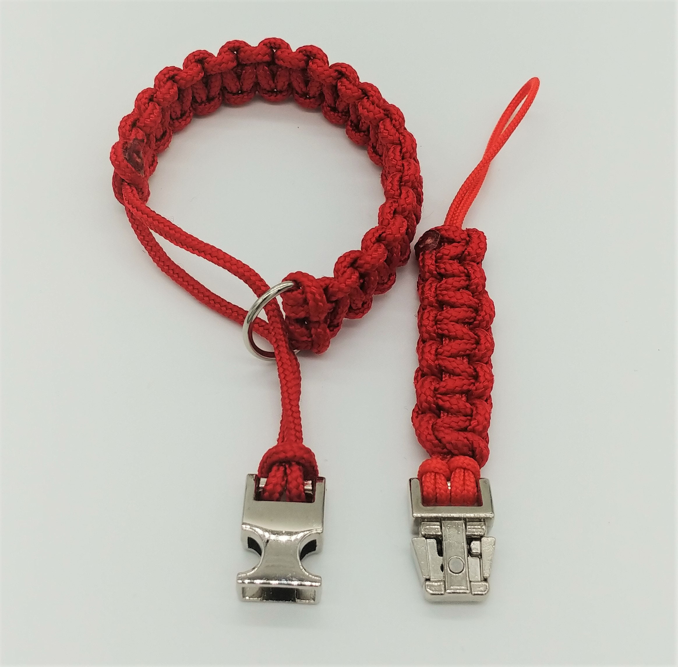 Kamera-Handschlaufe / Kameragurt / Kameraschlaufe geknotet aus Parachute Cord (Fallschirmschnur) mit Klick-Schnellverschluß / Farbe Rot