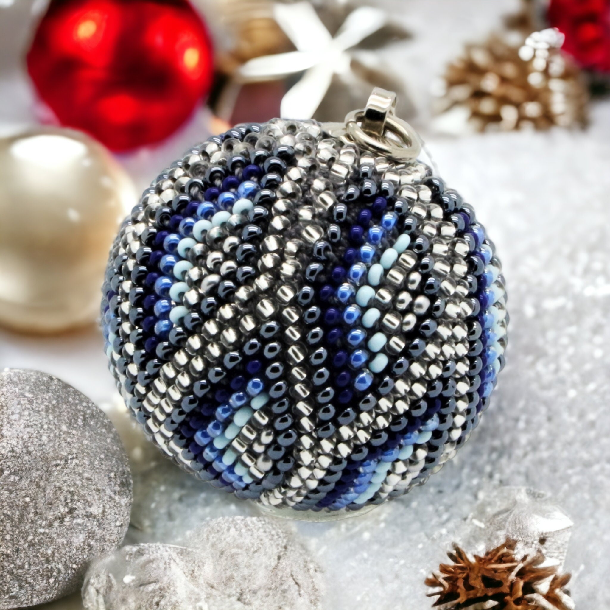 Kugel - Weihnachtskugel - Christbaumkugel 4,7 cm groß - mit 2,6 mm Rocailles Perlen gehäkelt