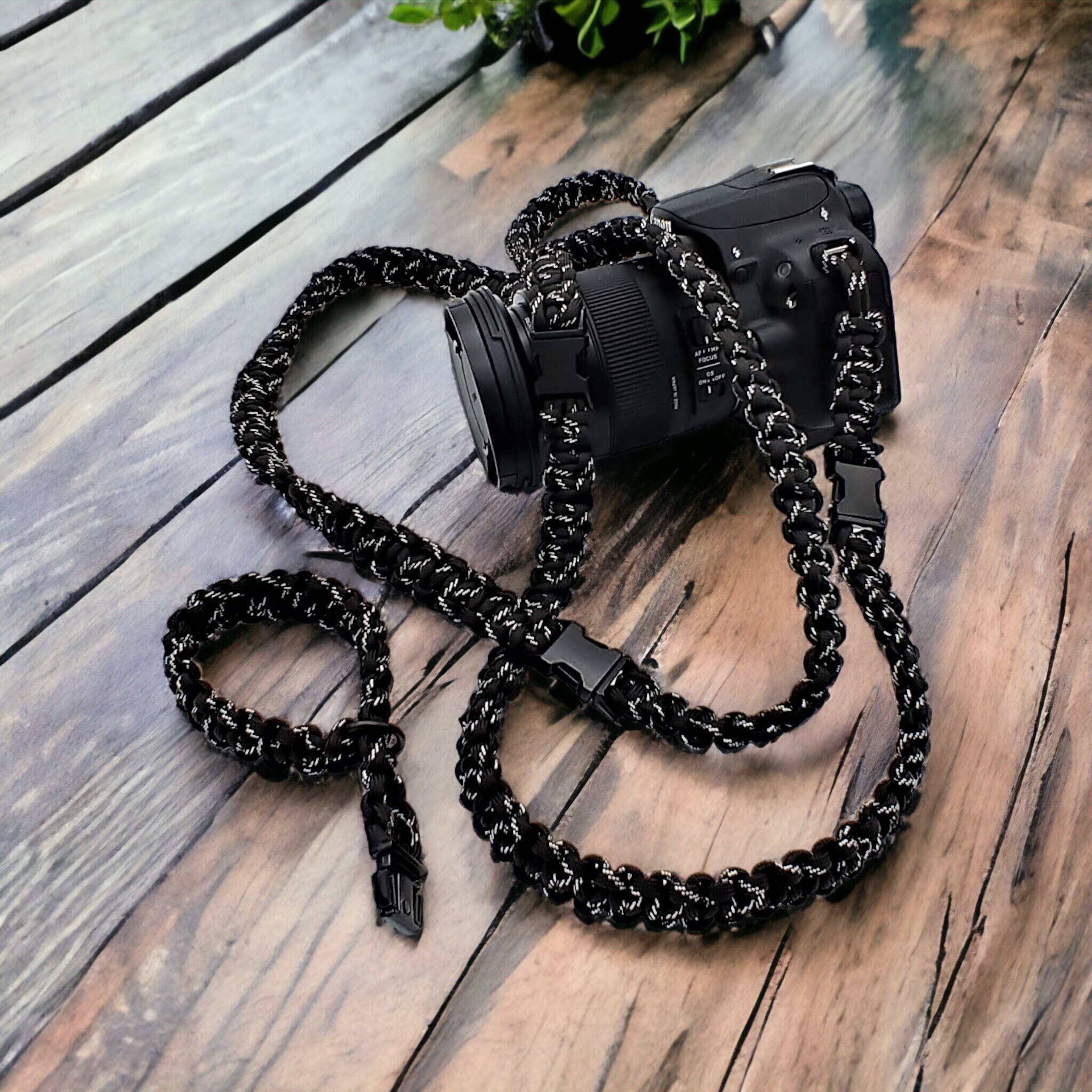 6 tlg. SET Kameragurt inkl. Handschlaufe geknotet aus Parachute Cord (Fallschirmschnur) Kamera Zubehör - Farbe "Schwarz" 6 tlg. SET Kameragurt inkl. Handschlaufe geknotet aus Parachute Cord (Fallschirmschnur) Kamera Zubehör - Farbe "Schwarz"