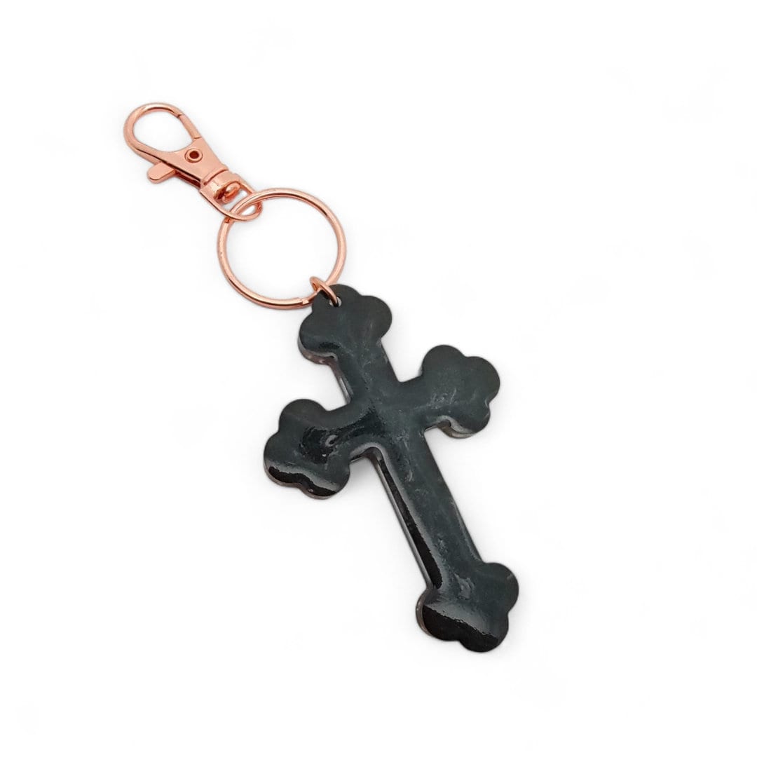 Schlüsselanhänger Kreuz aus Epoxidharz mit kleinen Zahnrädern und einem Karabiner