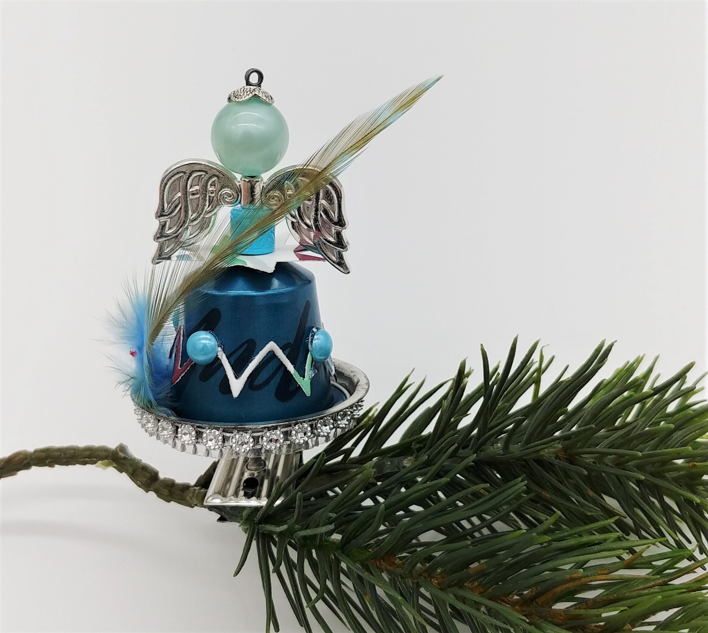 Engel aus Kaffeekapseln Christbaumkugel / Weihnachtskugel / Weihnachtsdeko auf Metallklammer Christbaumclips