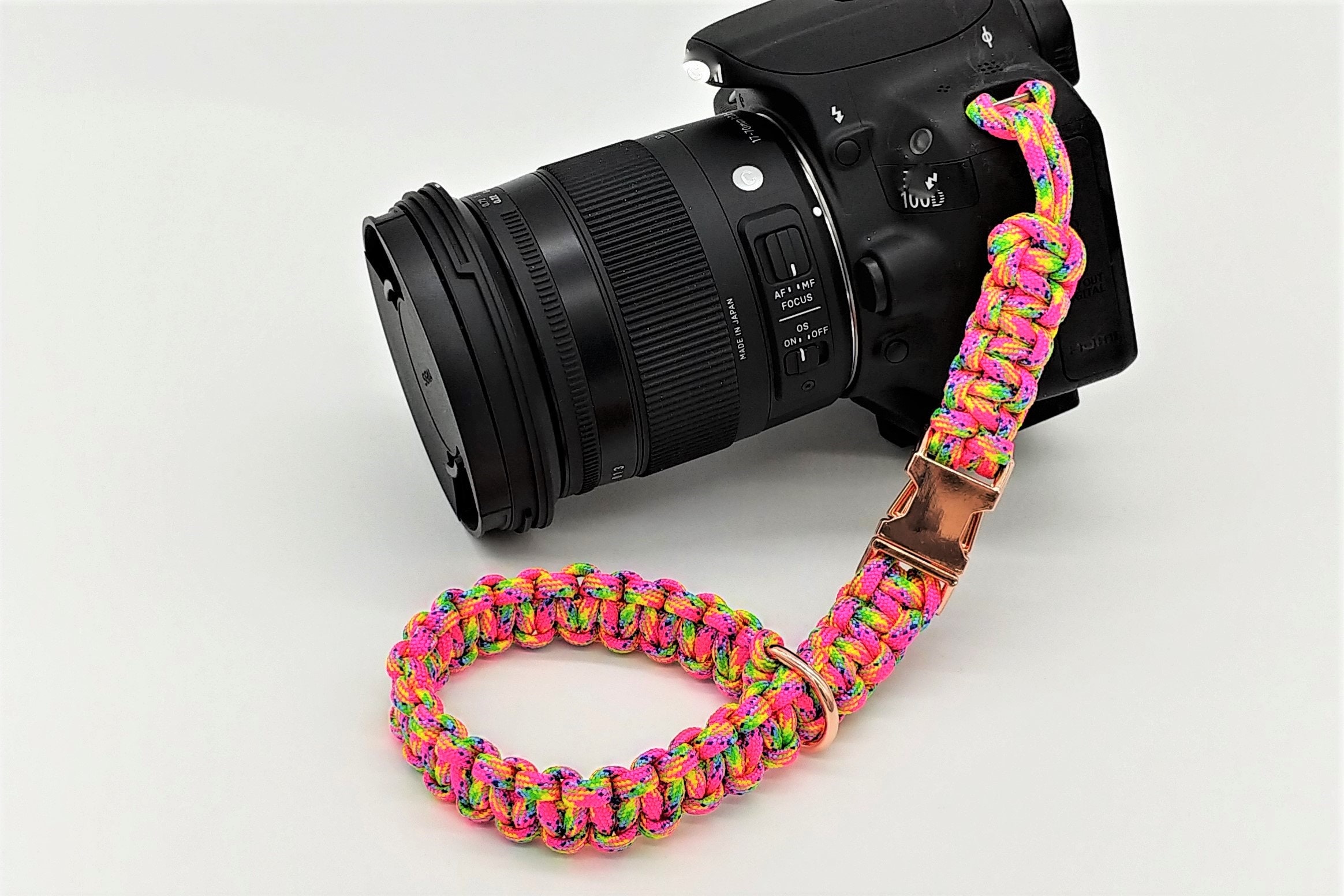 6 tlg. SET Kameragurt inkl. Handschlaufe geknotet aus Parachute Cord (Fallschirmschnur) Kamera Zubehör - Farbe "Pink" 6 tlg. SET Kameragurt inkl. Handschlaufe geknotet aus Parachute Cord (Fallschirmschnur) Kamera Zubehör - Farbe "Pink"