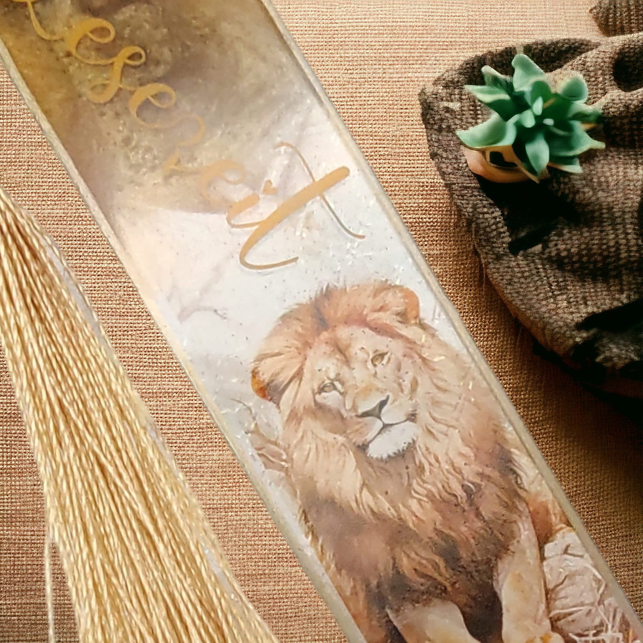 Lesezeichen aus Epoxidharz durchsichtig - Motiv Löwe "Lesezeit"