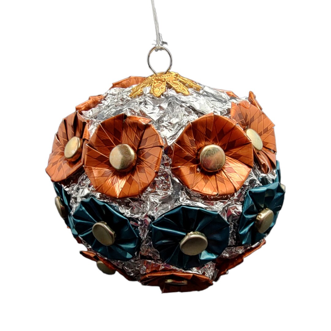 Weihnachtskugel Upcycling aus Kaffeekapseln / Dekokugel