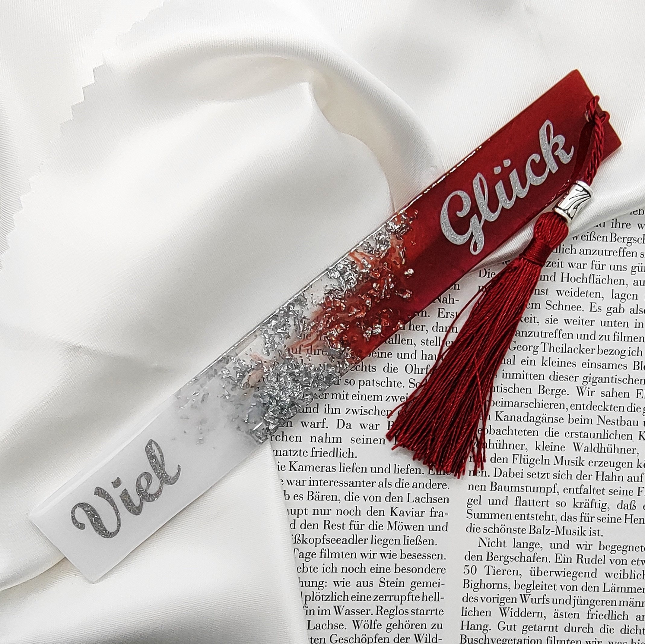 Lesezeichen aus Epoxidharz mit Aufschrift "Viel Glück"
