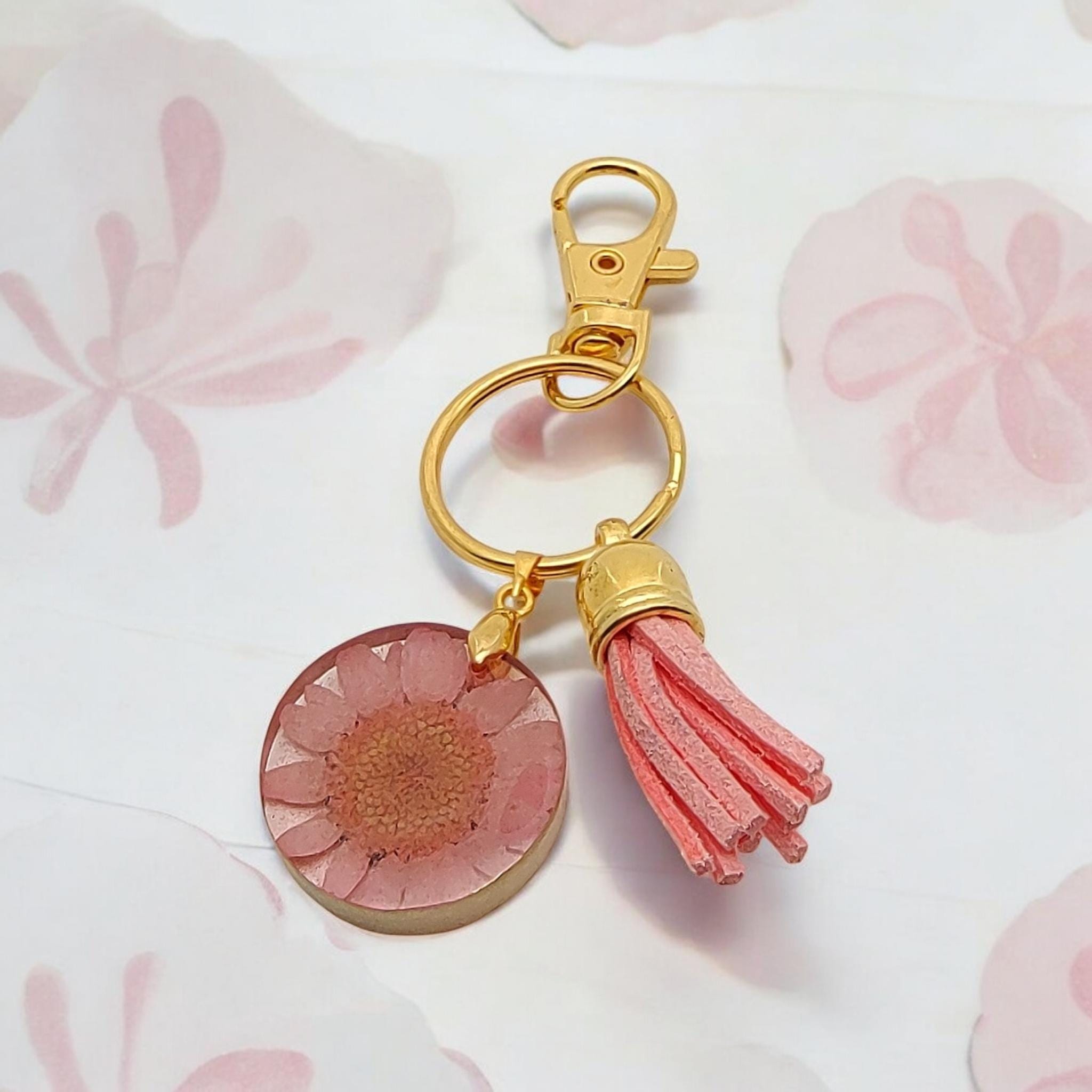 Schlüsselanhänger mit echter Blüte aus Epoxidharz mit einer kleinen Quaste und einem Karabiner  #1675265805