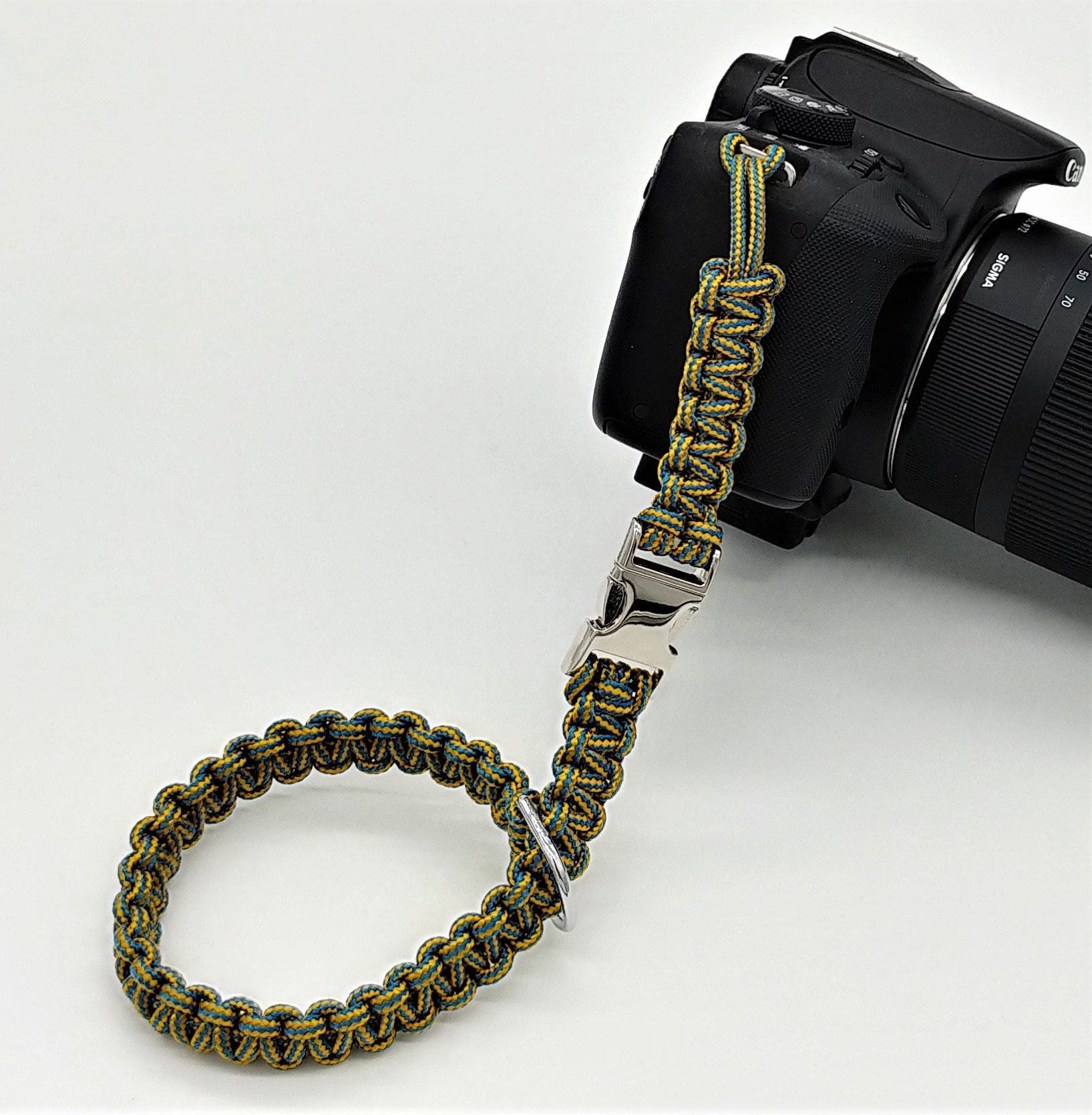 Kamera-Handschlaufe / Kameragurt / Kameraschlaufe geknotet aus Parachute Cord (Fallschirmschnur) mit Klick-Schnellverschluß / Farbe BlauGelb