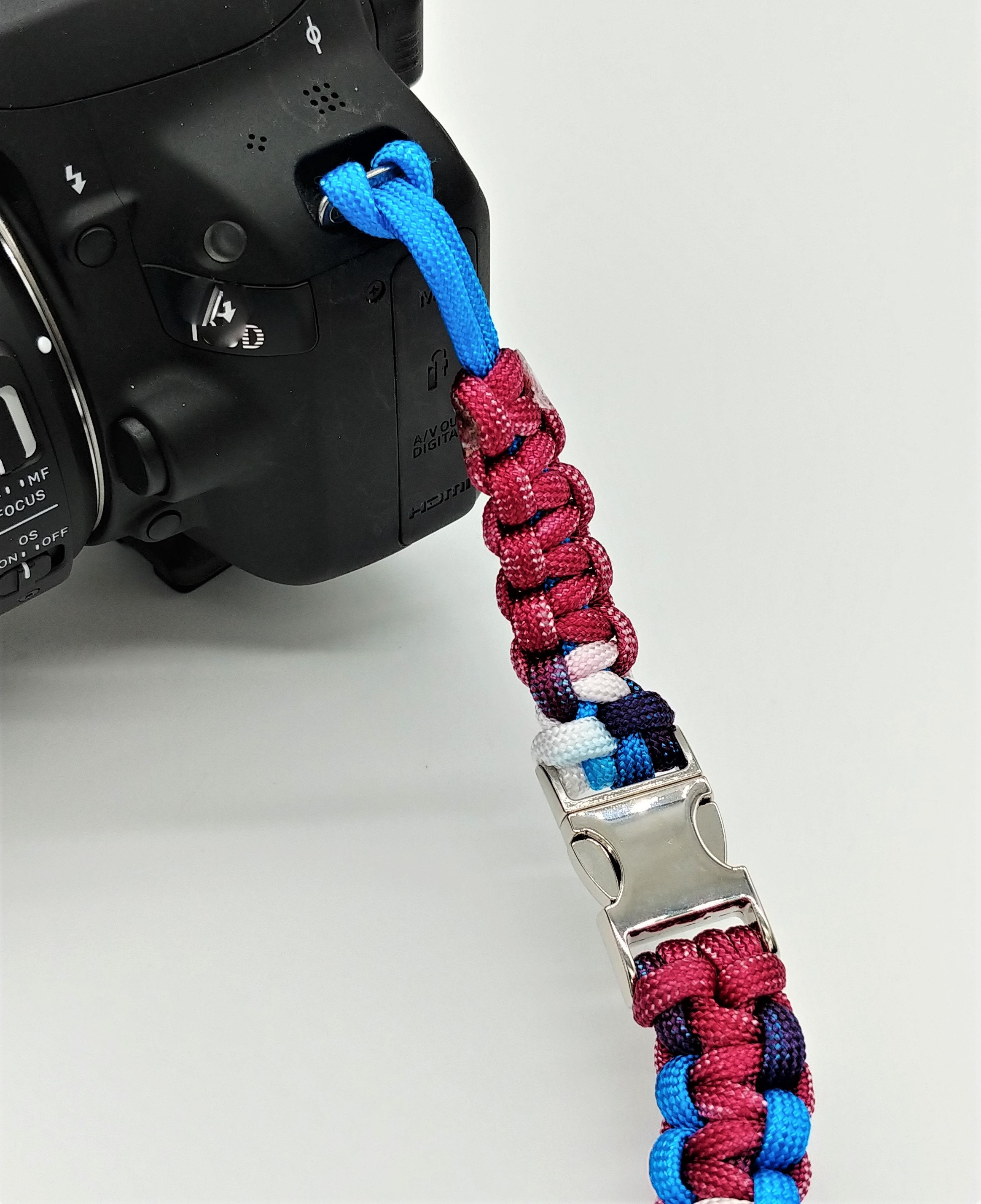 6 tlg. SET Kameragurt inkl. Handschlaufe geknotet aus Parachute Cord (Fallschirmschnur) Kamera Zubehör - Farbe "Galaxy" 6 tlg. SET Kameragurt inkl. Handschlaufe geknotet aus Parachute Cord (Fallschirmschnur) Kamera Zubehör - Farbe "Galaxy"