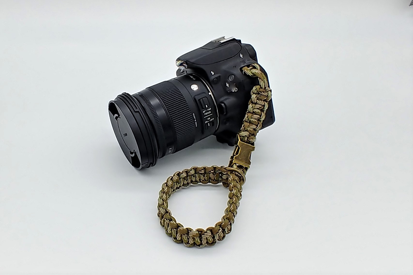 6 tlg. SET Kameragurt inkl. Handschlaufe geknotet aus Parachute Cord (Fallschirmschnur) Kamera Zubehör - Farbe "Olivgrün" 6 tlg. SET Kameragurt inkl. Handschlaufe geknotet aus Parachute Cord (Fallschirmschnur) Kamera Zubehör - Farbe "Olivgrün"