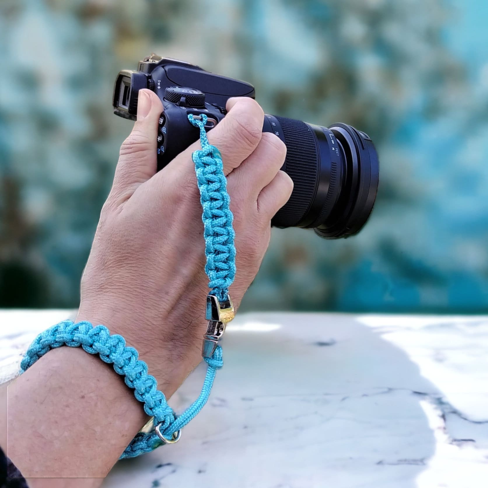 Kamera-Handschlaufe / Kameragurt / Kameraschlaufe geknotet aus Parachute Cord (Fallschirmschnur) mit Klick-Schnellverschluß / Farbe Blau