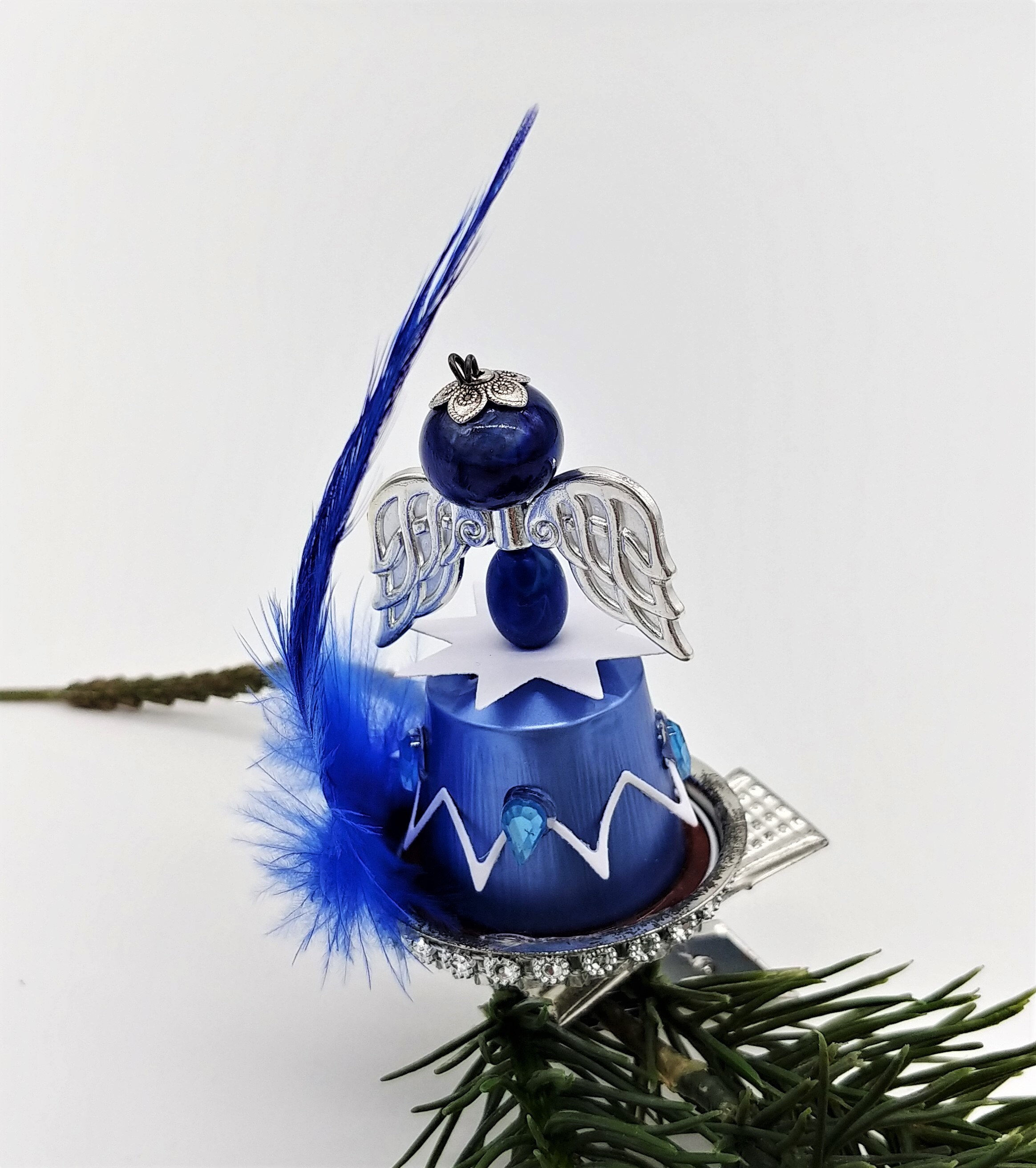 Engel aus Kaffeekapseln Christbaumkugel / Weihnachtskugel / Weihnachtsdeko auf Metallklammer Christbaumclips
