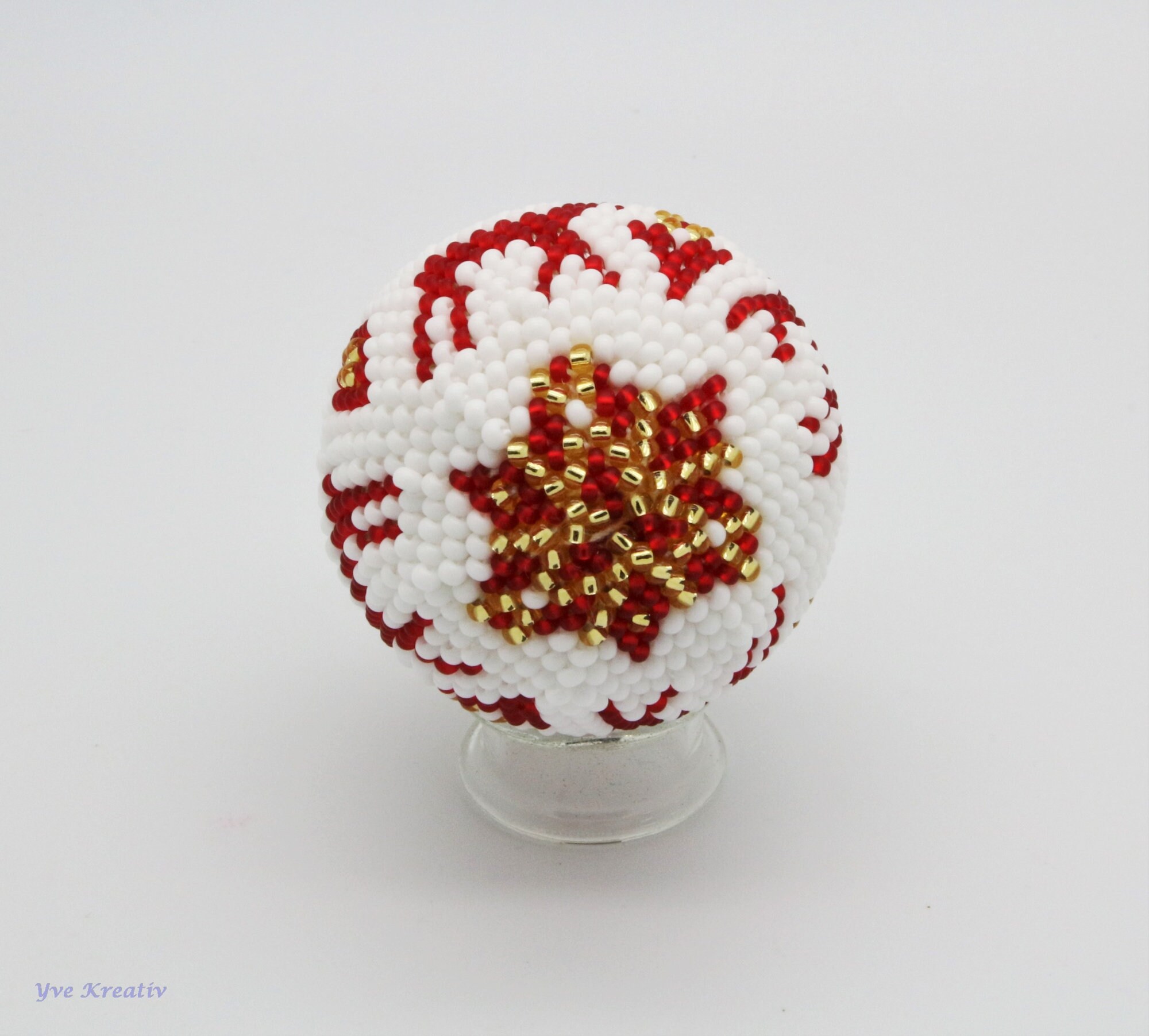 Kugel - Weihnachtskugel - Christbaumkugel 4,7 cm groß - mit 2,6 mm Rocailles Perlen gehäkelt