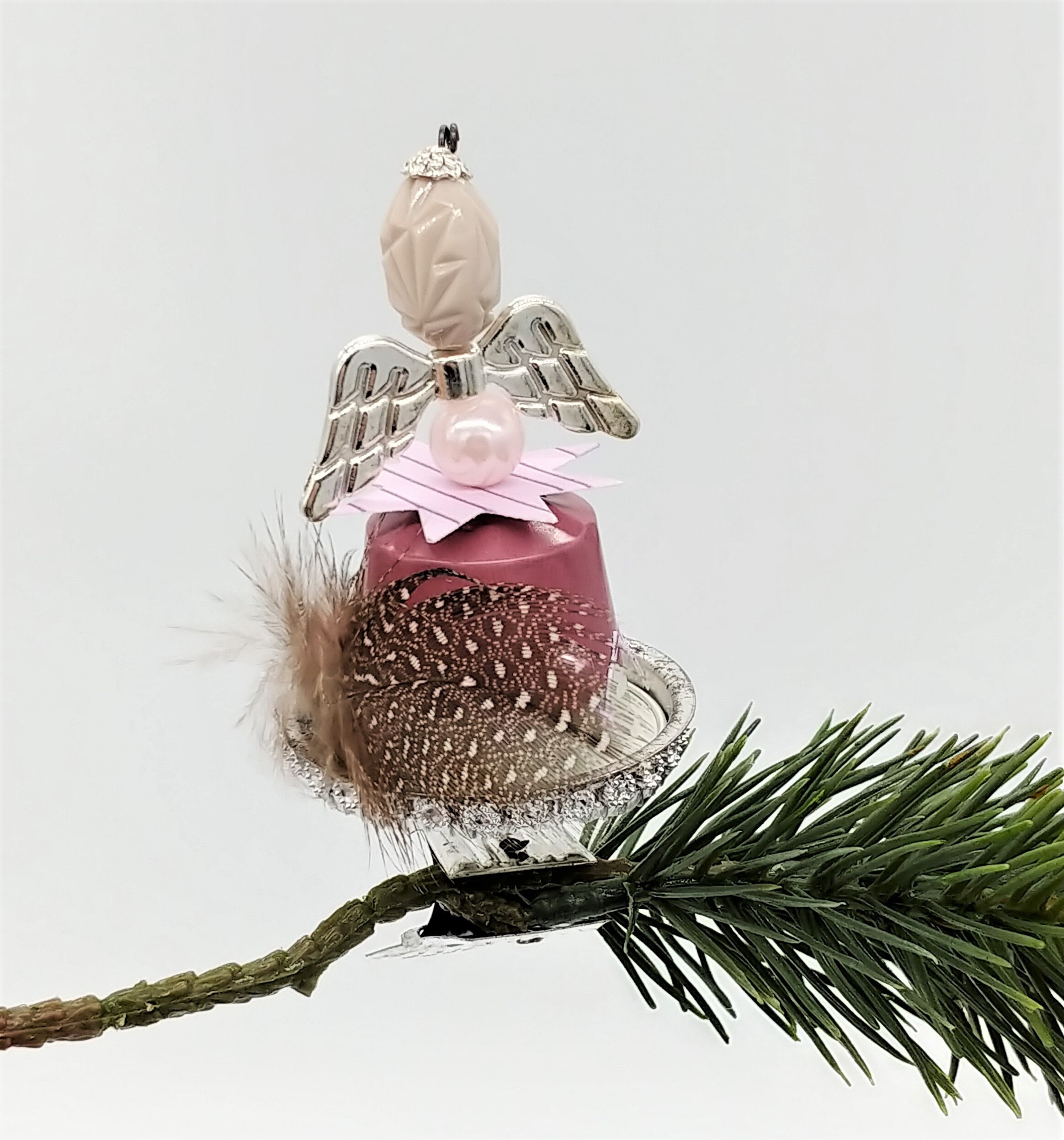 Engel aus Kaffeekapseln Christbaumkugel / Weihnachtskugel / Weihnachtsdeko auf Metallklammer Christbaumclips