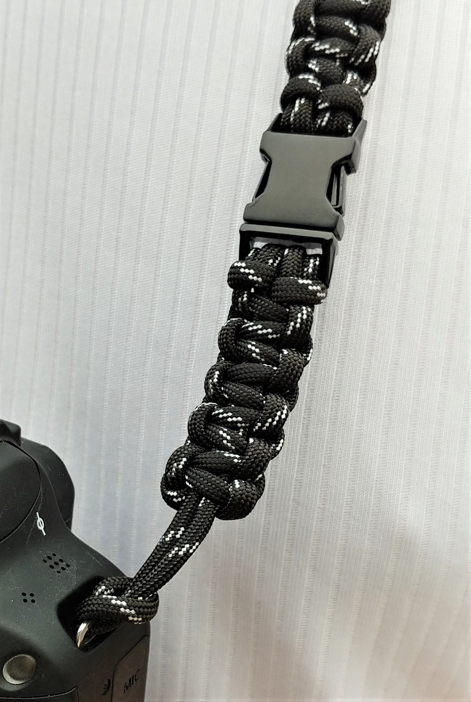 6 tlg. SET Kameragurt inkl. Handschlaufe geknotet aus Parachute Cord (Fallschirmschnur) Kamera Zubehör - Farbe "Schwarz" 6 tlg. SET Kameragurt inkl. Handschlaufe geknotet aus Parachute Cord (Fallschirmschnur) Kamera Zubehör - Farbe "Schwarz"