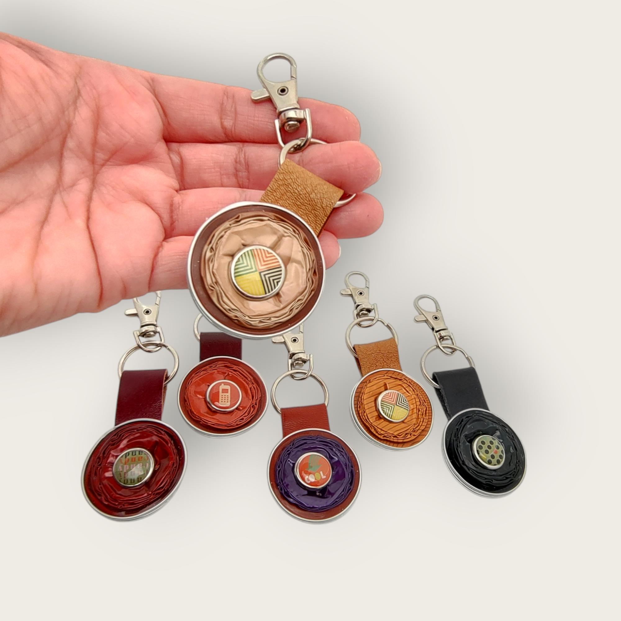 Schlüsselanhänger aus Kaffeekapseln und Leder Karabineranhänger Taschenbaumler Upcycling Anhänger Geschenk Kaffeetrinker #1836439575 Schlüsselanhänger aus Kaffeekapseln und Leder Karabineranhänger Taschenbaumler Upcycling Anhänger Geschenk Kaffeetrinker #1836439575