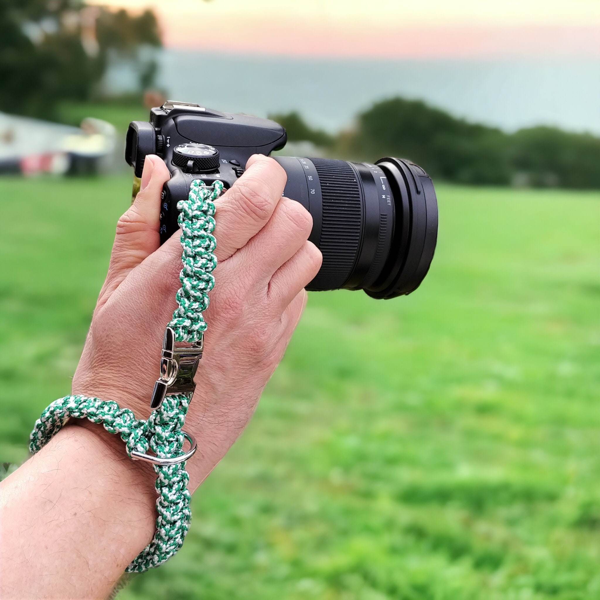 Kamera-Handschlaufe / Kameragurt / Kameraschlaufe geknotet aus Parachute Cord (Fallschirmschnur) mit Klick-Schnellverschluß / Farbe Grün