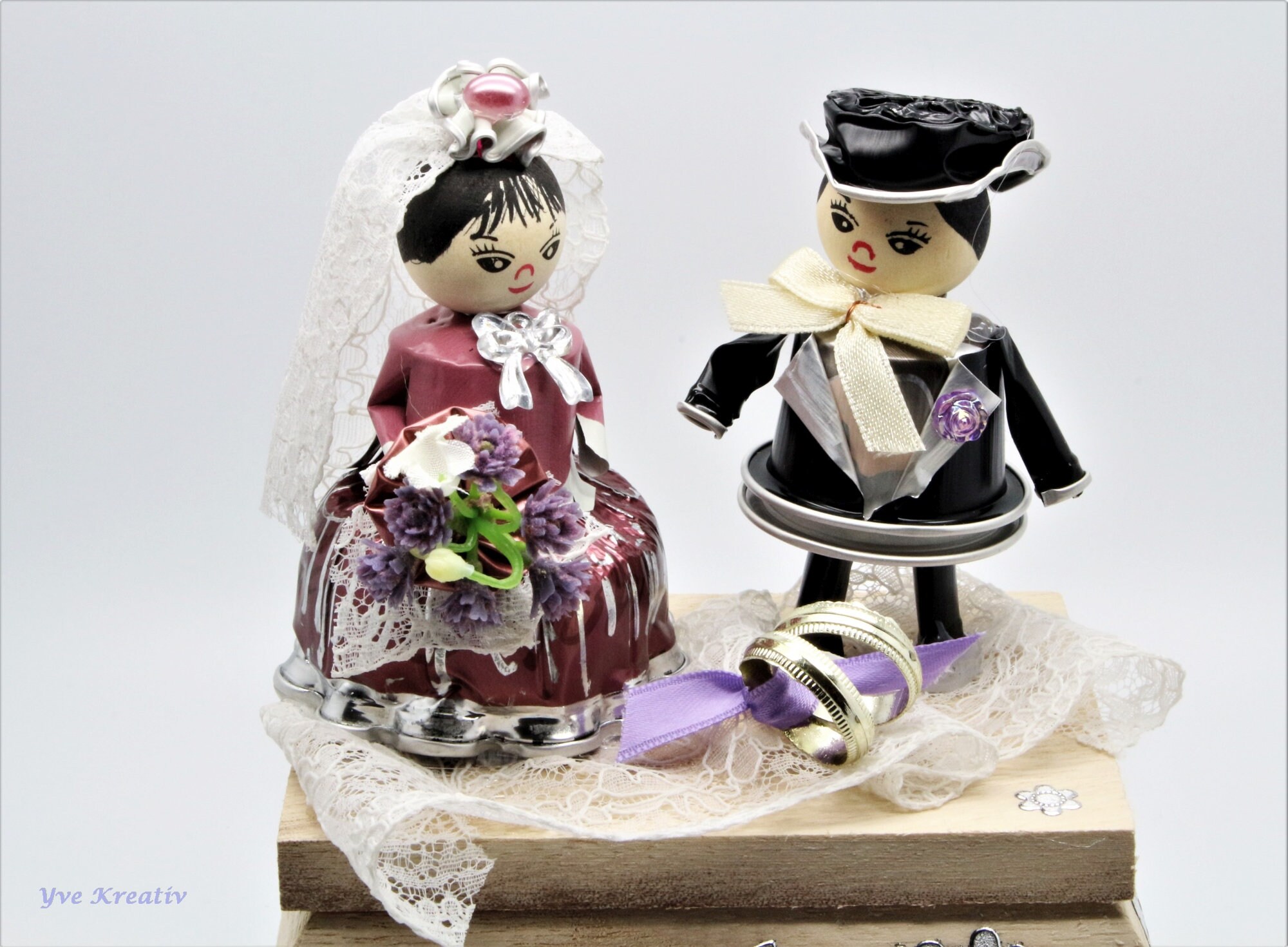 Holztruhe Holzkiste Schatzkiste - Brautpaar aus Kaffeekapseln rosa - Geschenk zur Hochzeit