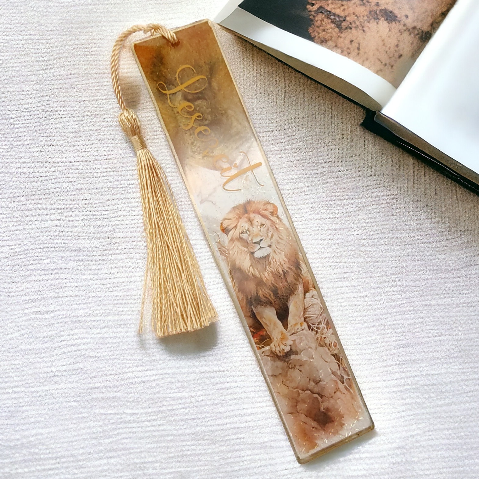 Lesezeichen aus Epoxidharz durchsichtig - Motiv Löwe "Lesezeit"