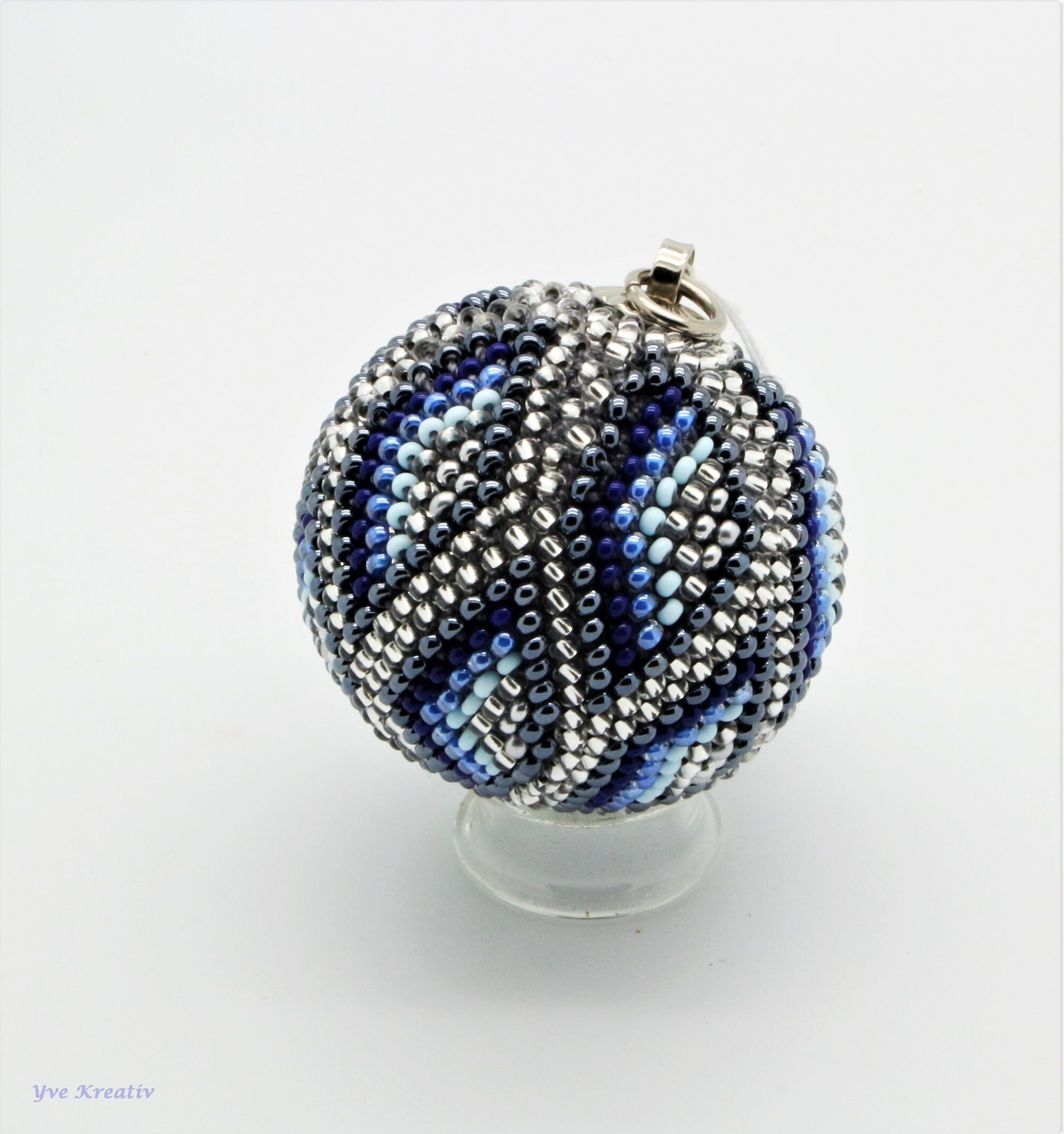 Kugel - Weihnachtskugel - Christbaumkugel 4,7 cm groß - mit 2,6 mm Rocailles Perlen gehäkelt