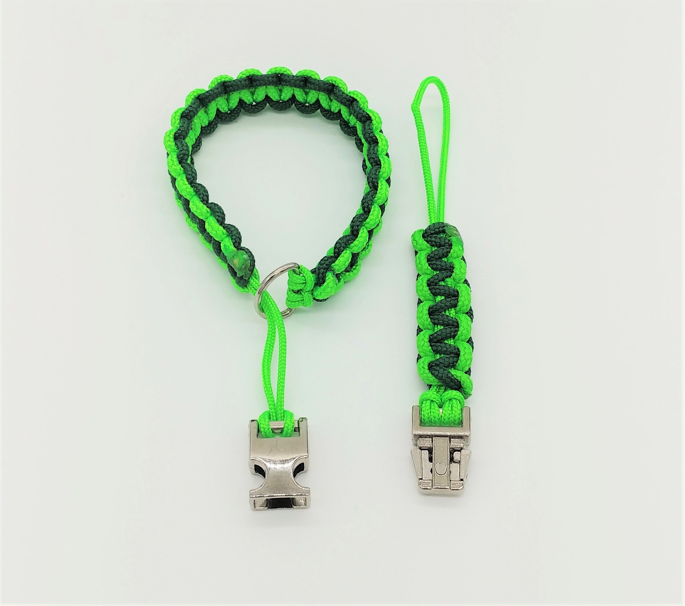 Kamera-Handschlaufe / Kameragurt / Kameraschlaufe geknotet aus Parachute Cord (Fallschirmschnur) mit Klick-Schnellverschluß / Farbe Grün