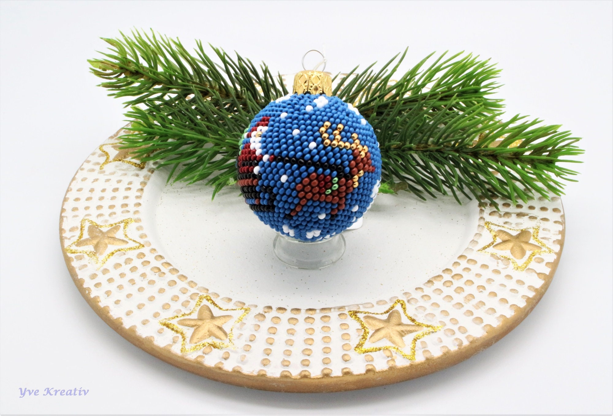 Kugel - Weihnachtskugel - Christbaumkugel 4,7 cm groß - mit 2,6 mm Rocailles Perlen gehäkelt