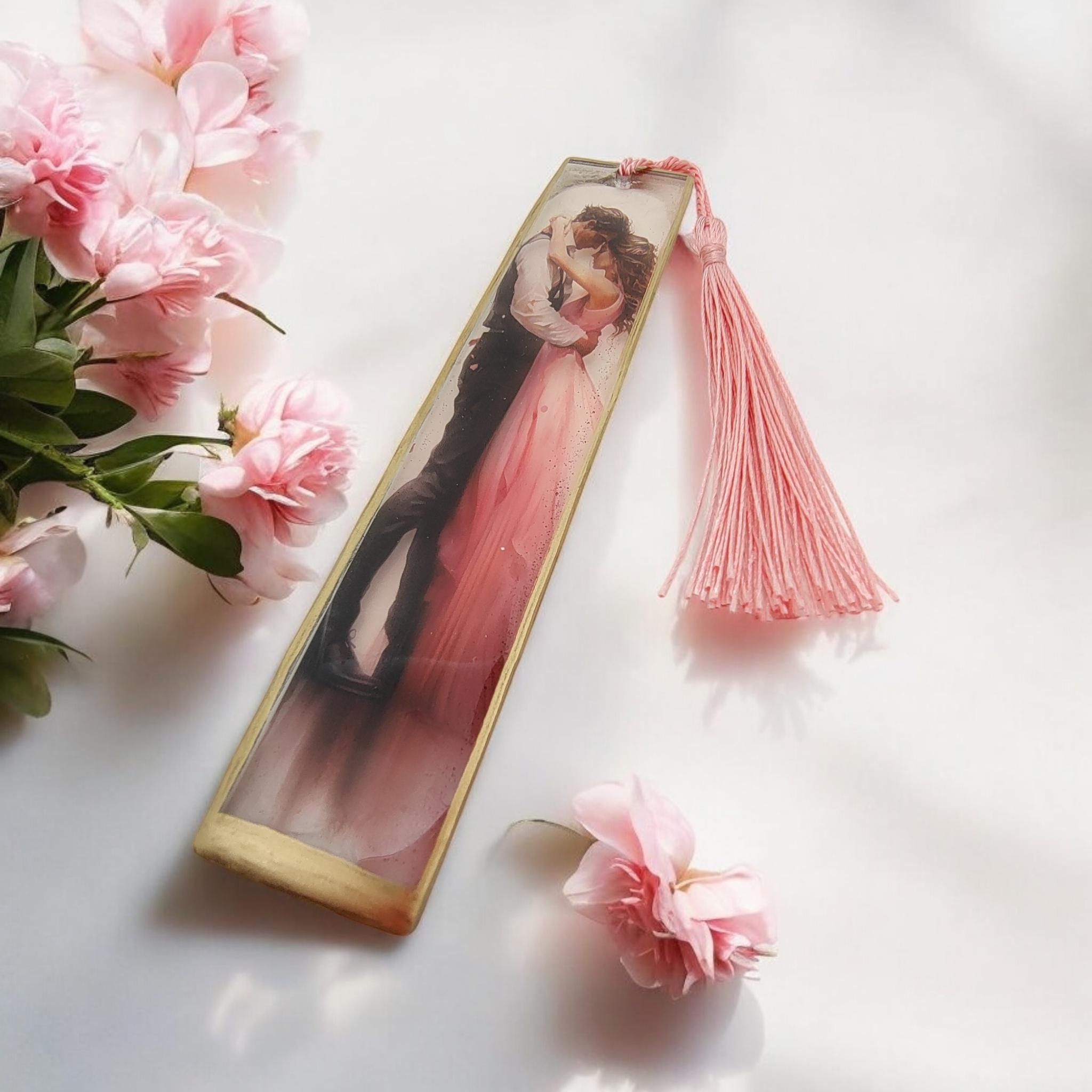 Lesezeichen aus Epoxidharz Motiv Liebespaar Geschenk Hochzeit Mitbringsel zum Buchgeschenk Geschenkidee Buchzeichen transparent #LEEPOX Lesezeichen aus Epoxidharz Motiv Liebespaar Geschenk Hochzeit Mitbringsel zum Buchgeschenk Geschenkidee Buchzeichen transparent #LEEPOX