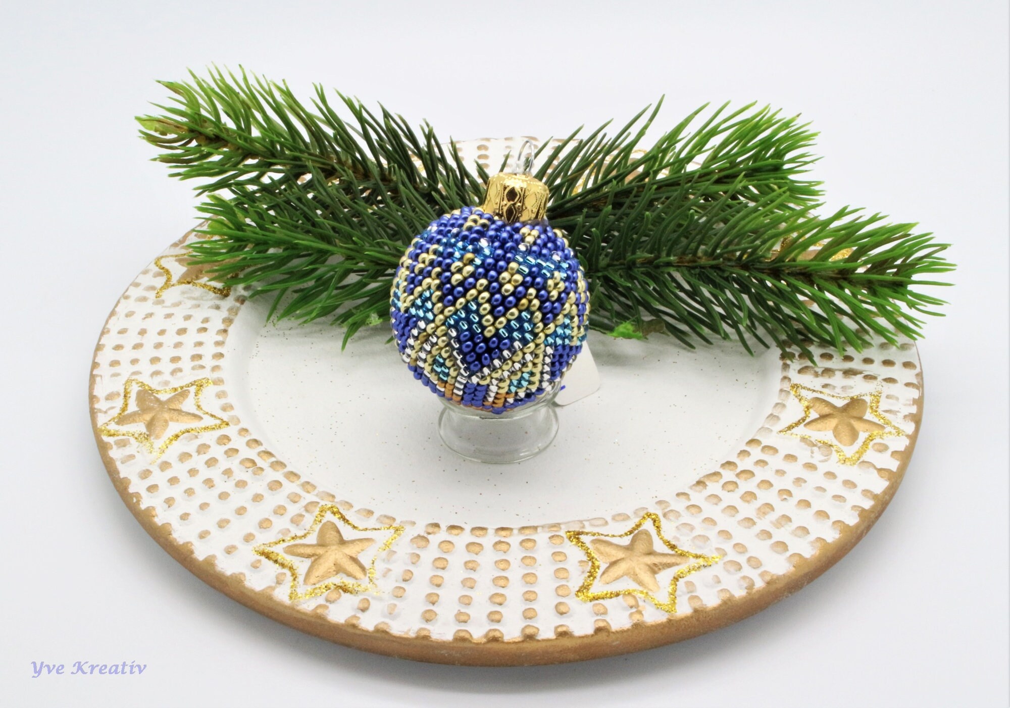 Kugel - Weihnachtskugel - Christbaumkugel 4 cm groß - mit 2,6 mm Rocailles Perlen gehäkelt