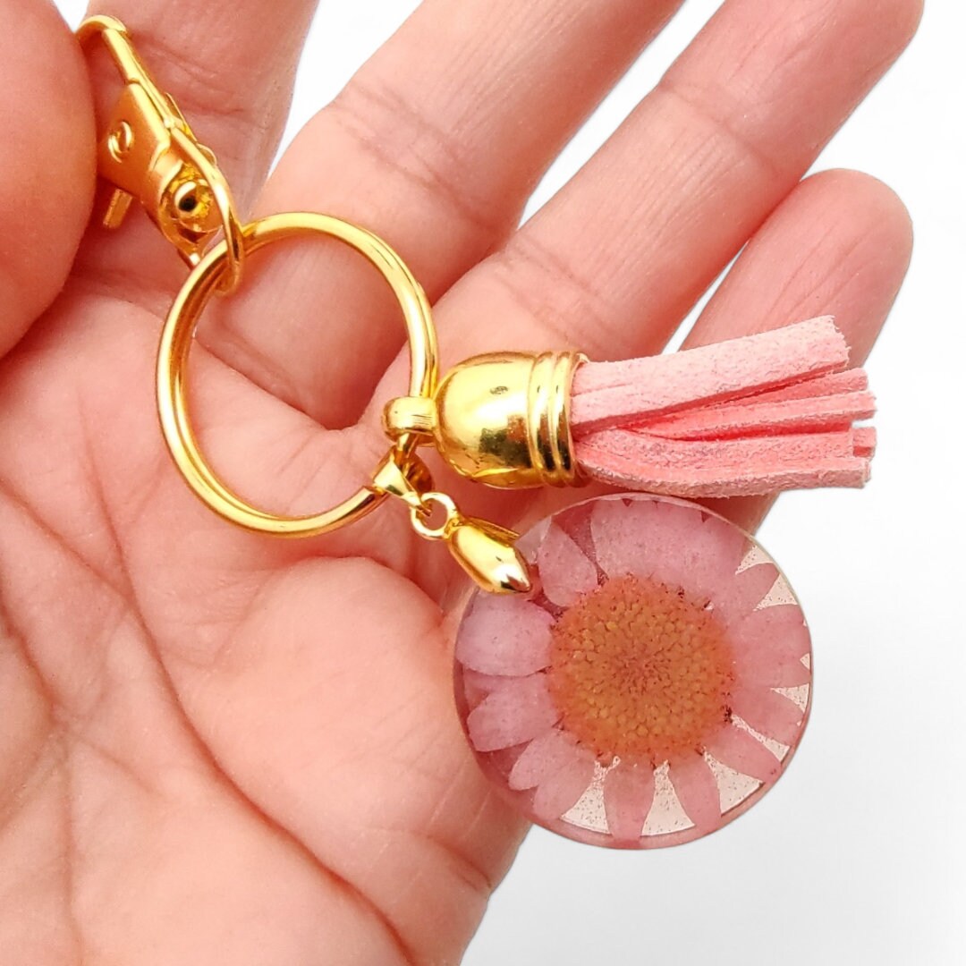 Schlüsselanhänger mit echter Blüte aus Epoxidharz mit einer kleinen Quaste und einem Karabiner  #1675265805