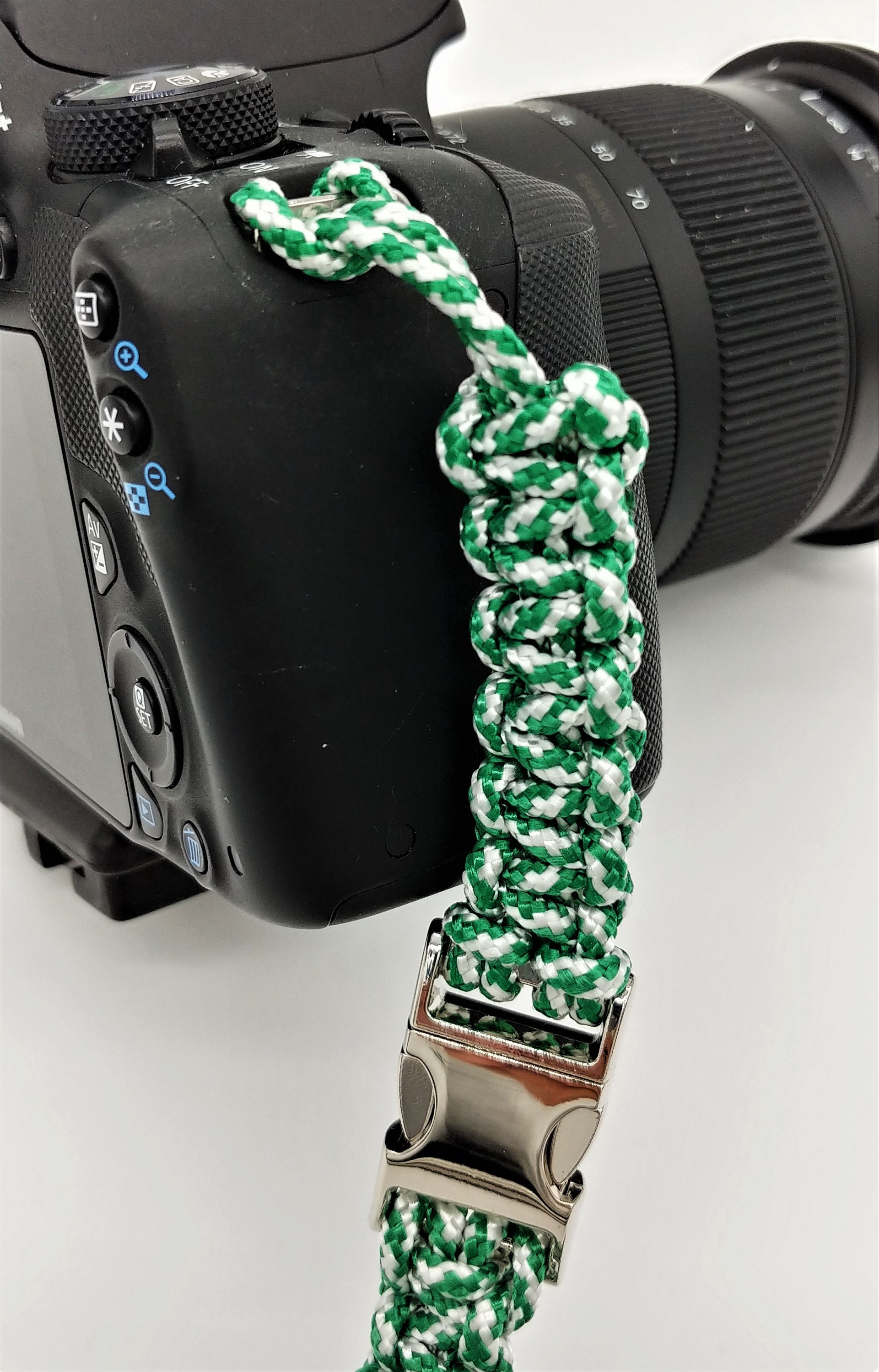 Kamera-Handschlaufe / Kameragurt / Kameraschlaufe geknotet aus Parachute Cord (Fallschirmschnur) mit Klick-Schnellverschluß / Farbe Grün