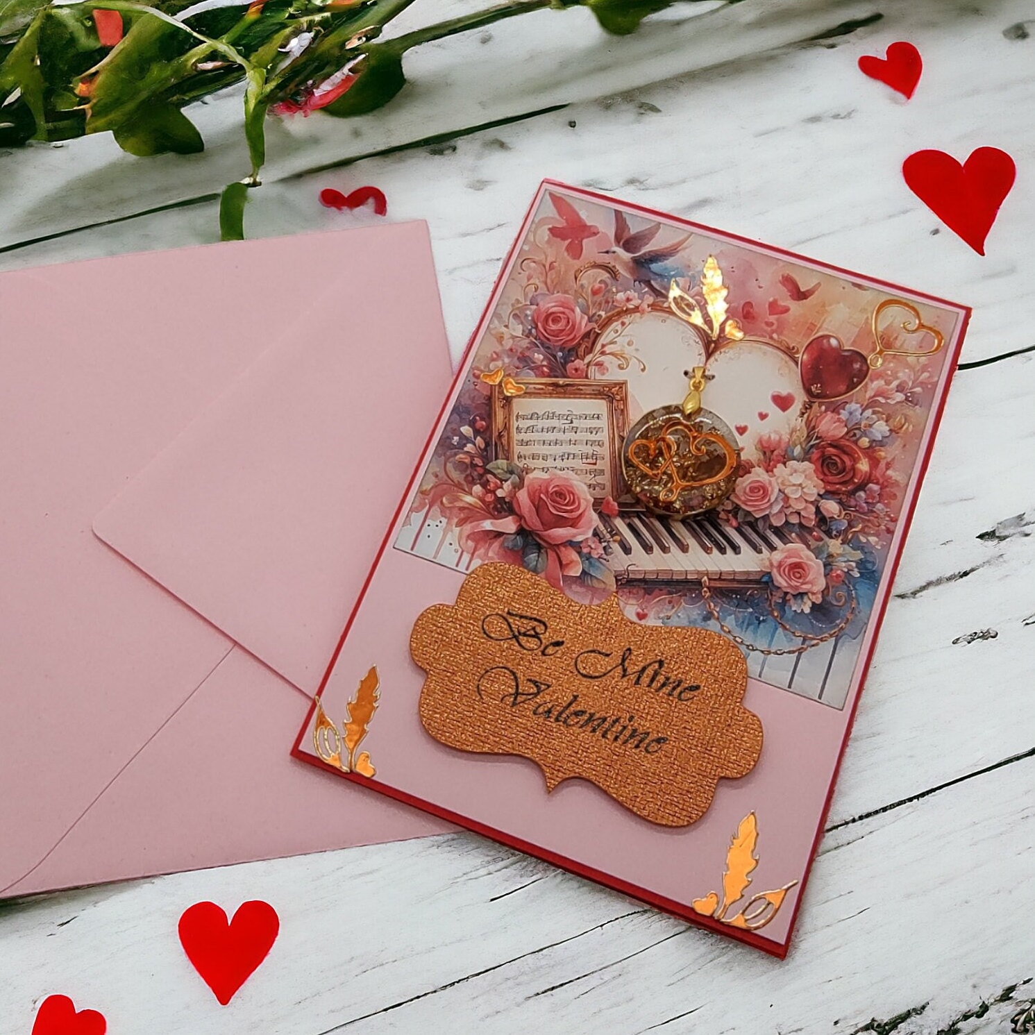 Glückwunschkarte zum Valentinstag mit einem Schmuckanhänger  #613961096