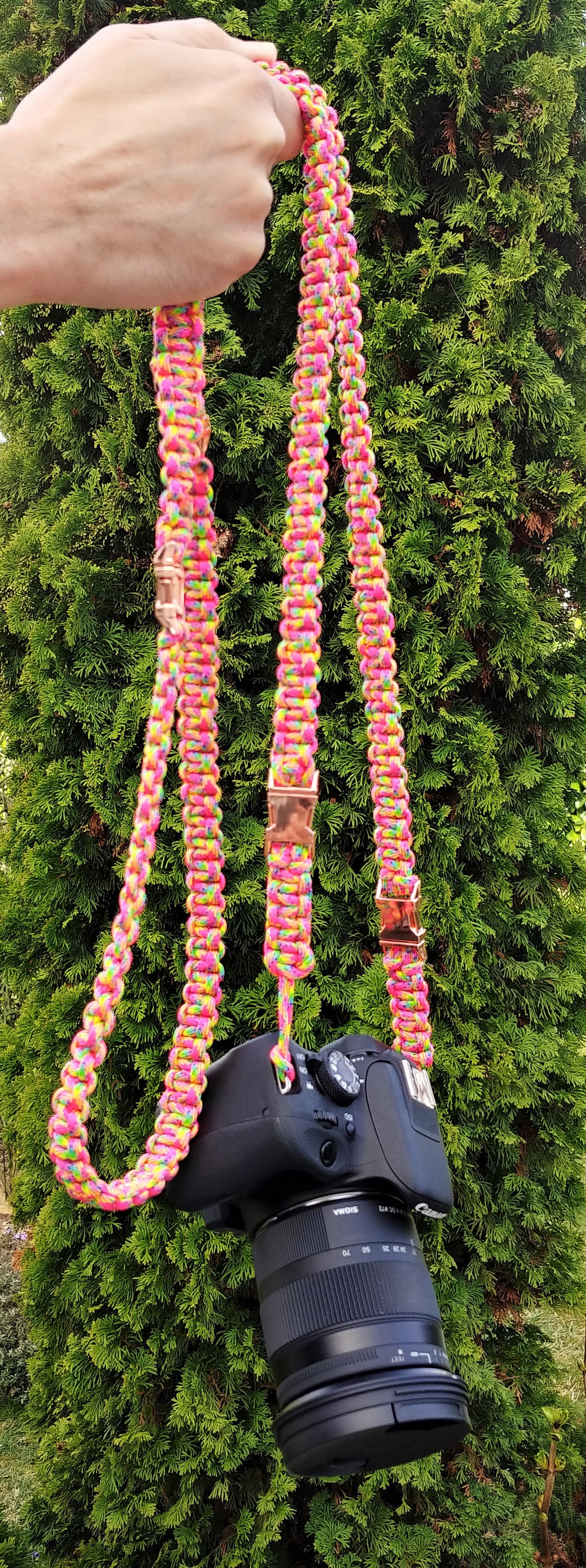 6 tlg. SET Kameragurt inkl. Handschlaufe geknotet aus Parachute Cord (Fallschirmschnur) Kamera Zubehör - Farbe "Pink" 6 tlg. SET Kameragurt inkl. Handschlaufe geknotet aus Parachute Cord (Fallschirmschnur) Kamera Zubehör - Farbe "Pink"