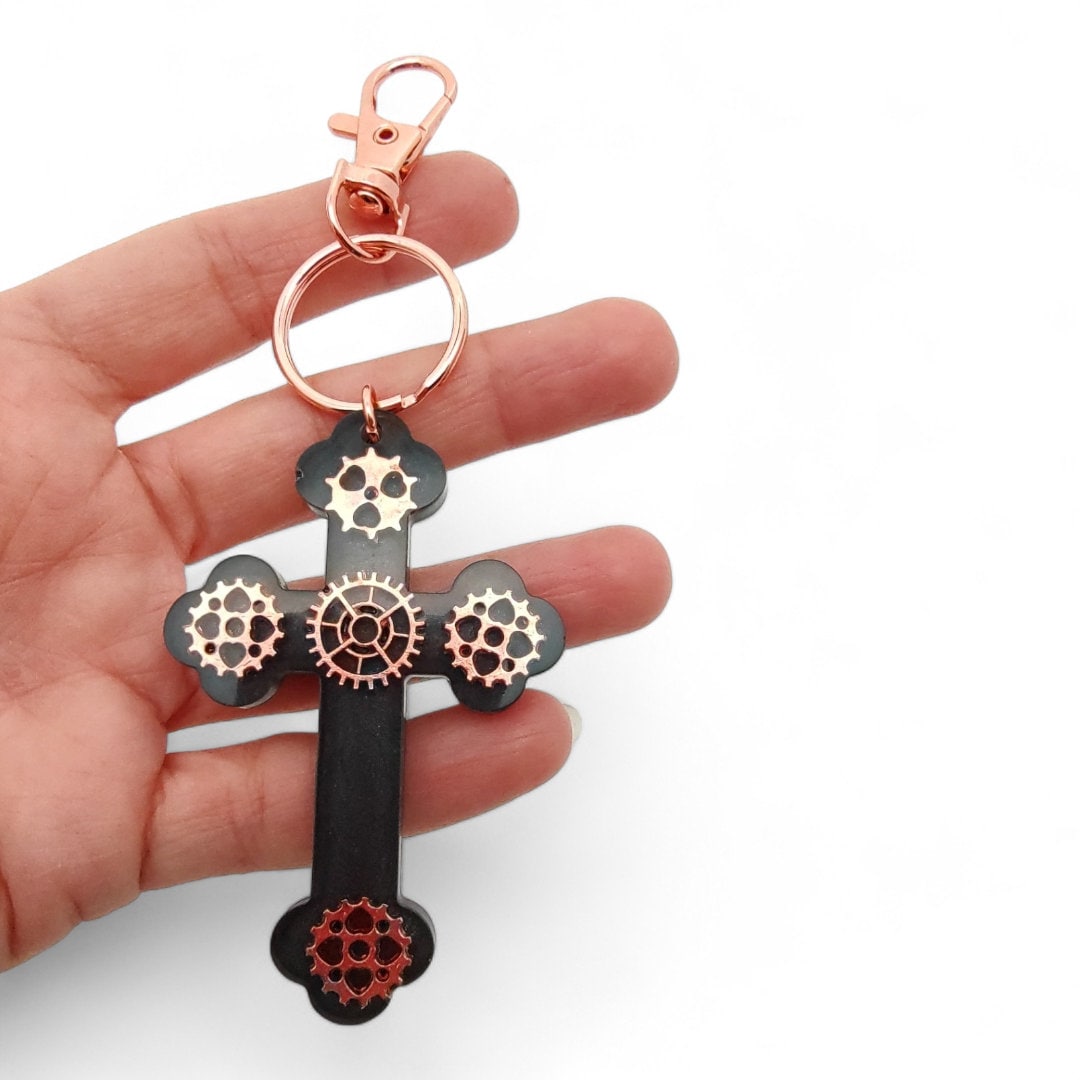 Schlüsselanhänger Kreuz aus Epoxidharz mit kleinen Zahnrädern und einem Karabiner Geschenk Kommunion Konfirmation Firmung  #1675262979