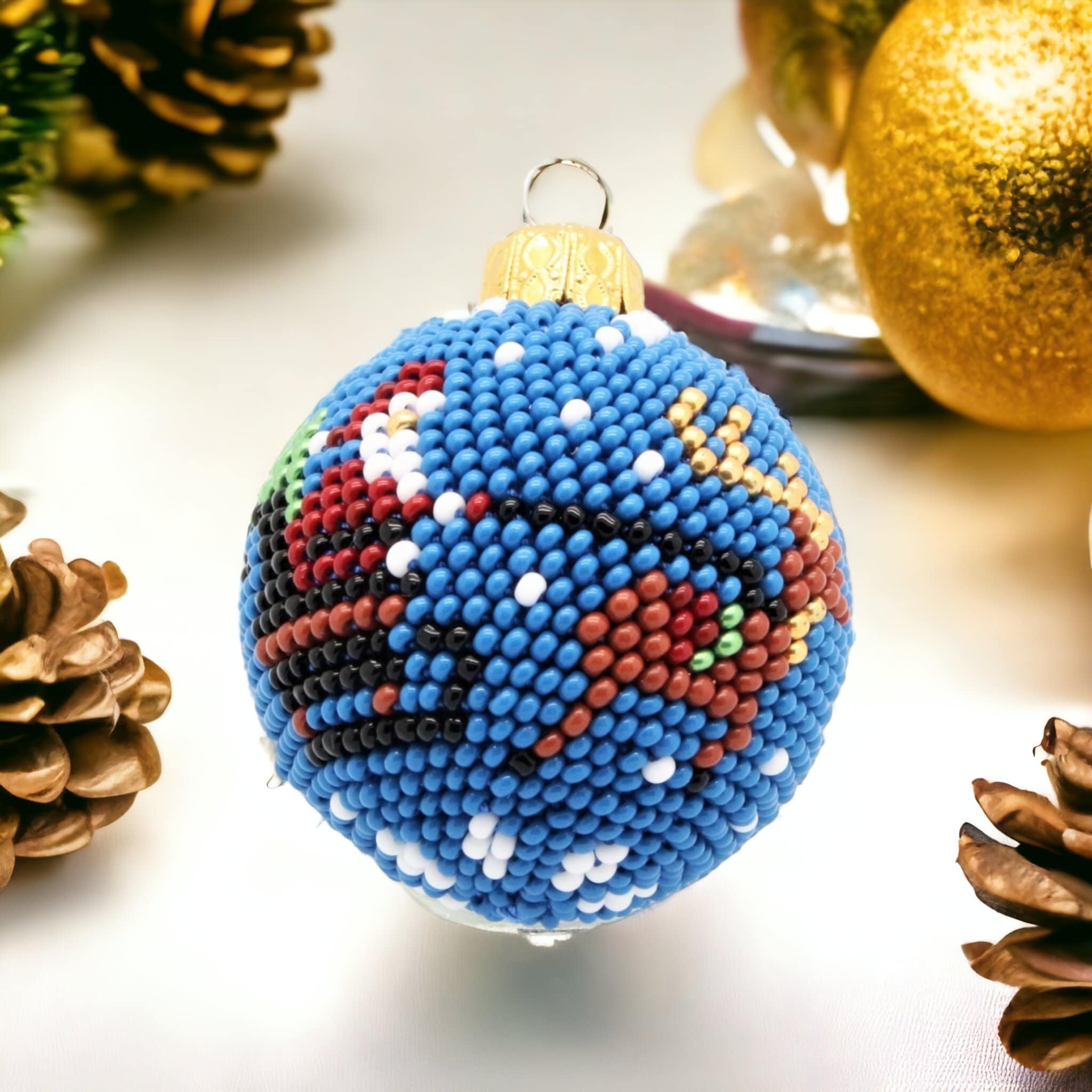 Kugel - Weihnachtskugel - Christbaumkugel 4,7 cm groß - mit 2,6 mm Rocailles Perlen gehäkelt