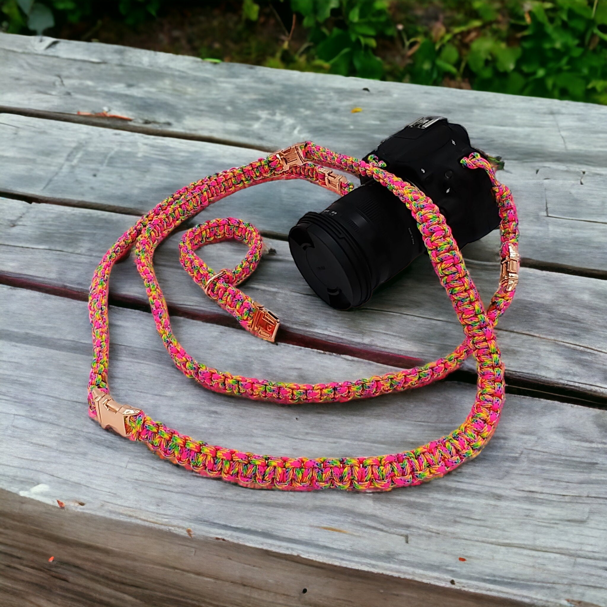 6 tlg. SET Kameragurt inkl. Handschlaufe geknotet aus Parachute Cord (Fallschirmschnur) Kamera Zubehör - Farbe "Pink" 6 tlg. SET Kameragurt inkl. Handschlaufe geknotet aus Parachute Cord (Fallschirmschnur) Kamera Zubehör - Farbe "Pink"