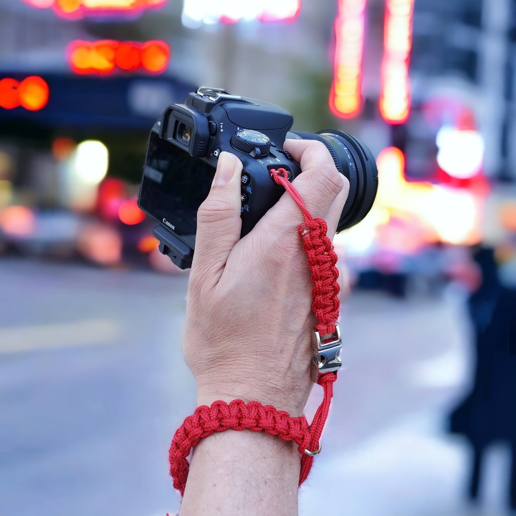 Kamera-Handschlaufe / Kameragurt / Kameraschlaufe geknotet aus Parachute Cord (Fallschirmschnur) mit Klick-Schnellverschluß / Farbe Rot
