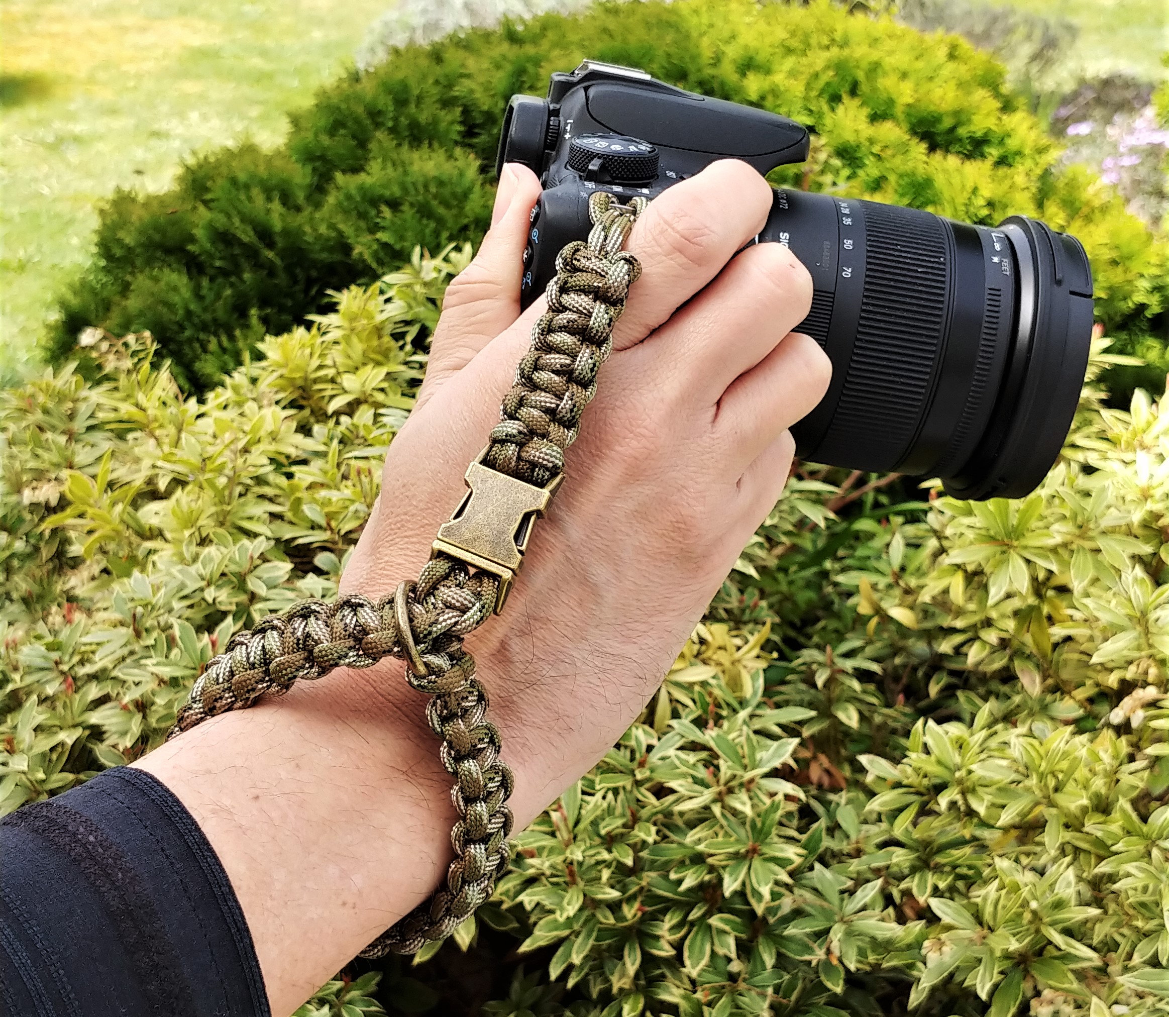 6 tlg. SET Kameragurt inkl. Handschlaufe geknotet aus Parachute Cord (Fallschirmschnur) Kamera Zubehör - Farbe "Olivgrün" 6 tlg. SET Kameragurt inkl. Handschlaufe geknotet aus Parachute Cord (Fallschirmschnur) Kamera Zubehör - Farbe "Olivgrün"