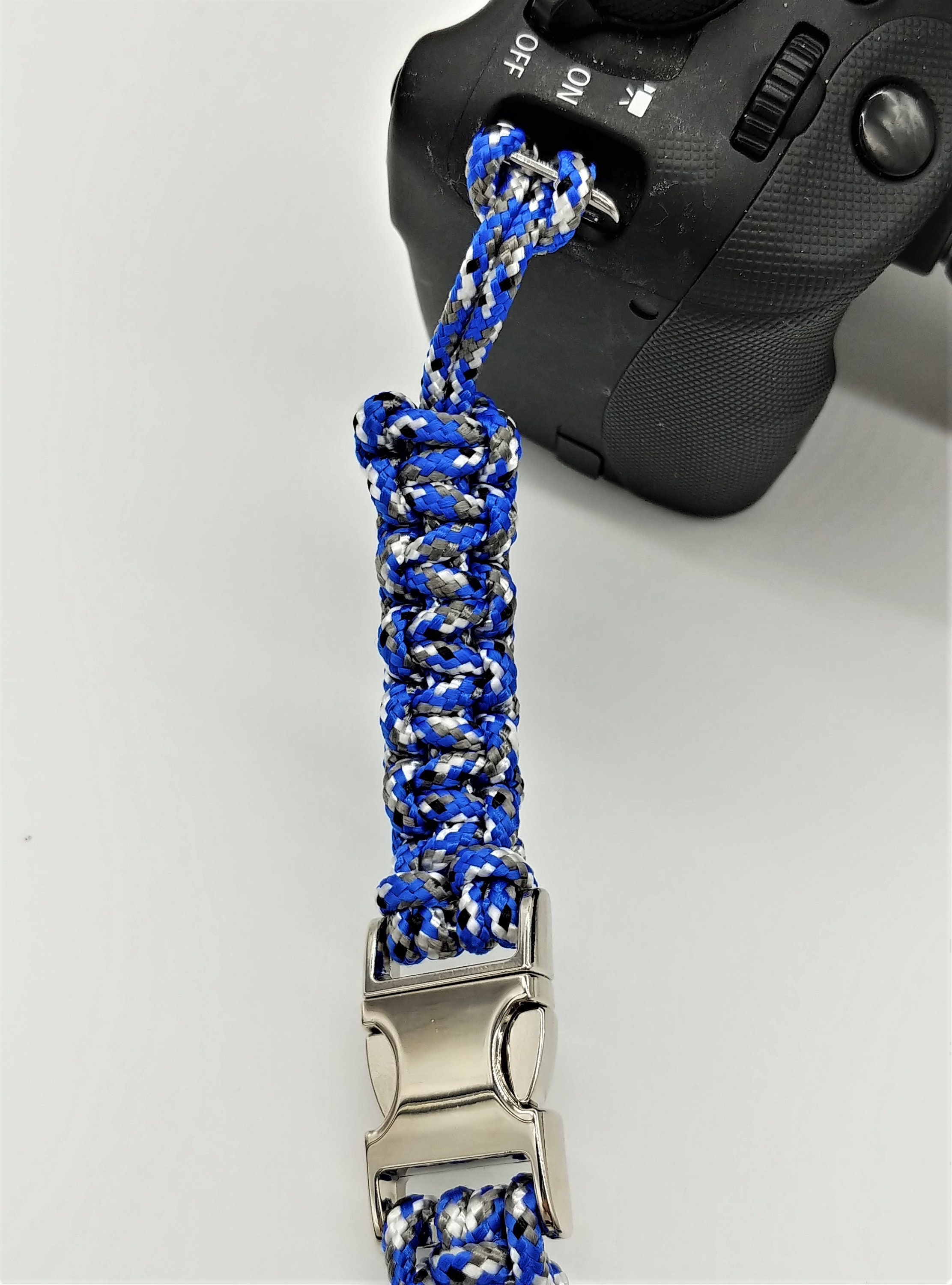 Kamera-Handschlaufe / Kameragurt / Kameraschlaufe geknotet aus Parachute Cord (Fallschirmschnur) mit Klick-Schnellverschluß / Farbe Blau