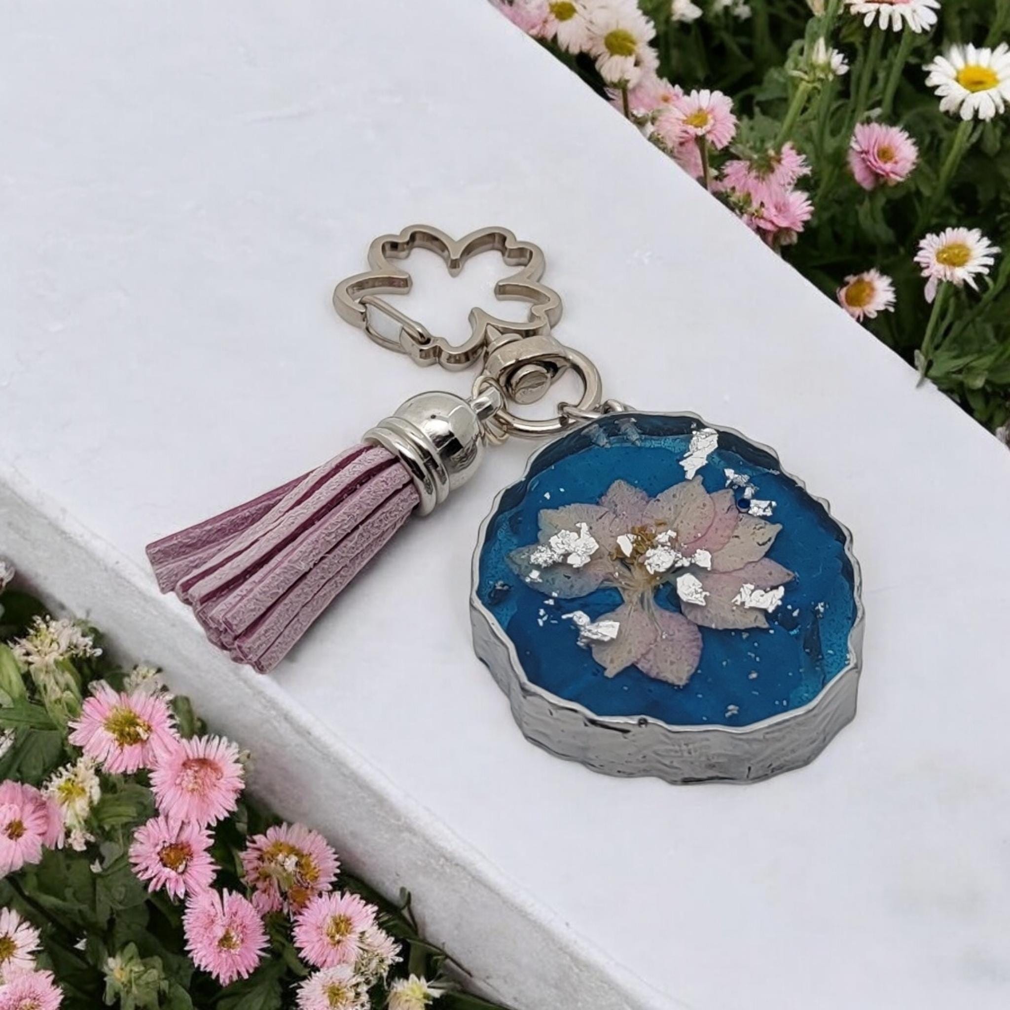 Schlüsselanhänger aus Epoxidharz mit einer kleinen Quaste und einem Motivkarabiner  #1597297895