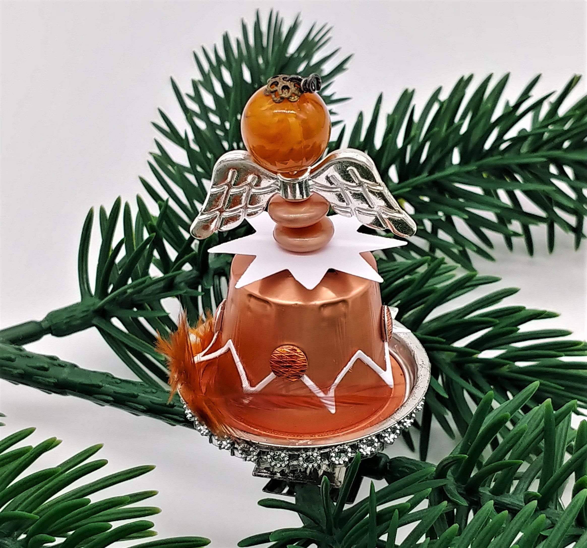 Engel aus Kaffeekapseln Christbaumkugel / Weihnachtskugel / Weihnachtsdeko auf Metallklammer Christbaumclips