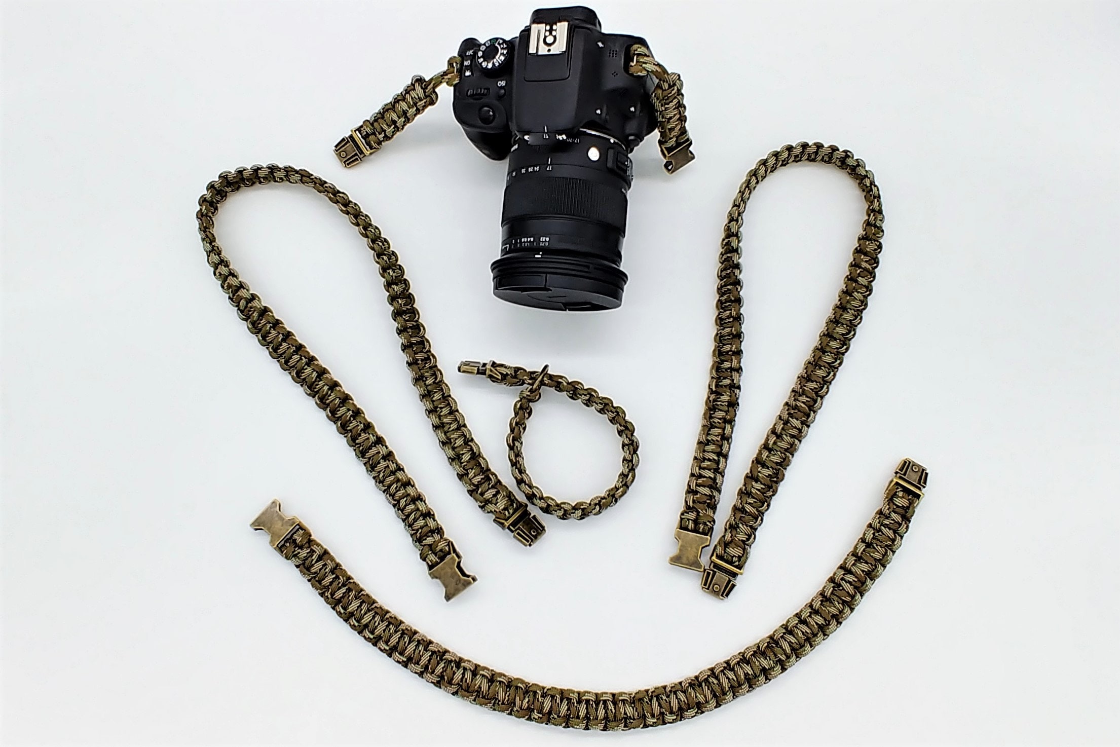 6 tlg. SET Kameragurt inkl. Handschlaufe geknotet aus Parachute Cord (Fallschirmschnur) Kamera Zubehör - Farbe "Olivgrün" 6 tlg. SET Kameragurt inkl. Handschlaufe geknotet aus Parachute Cord (Fallschirmschnur) Kamera Zubehör - Farbe "Olivgrün"
