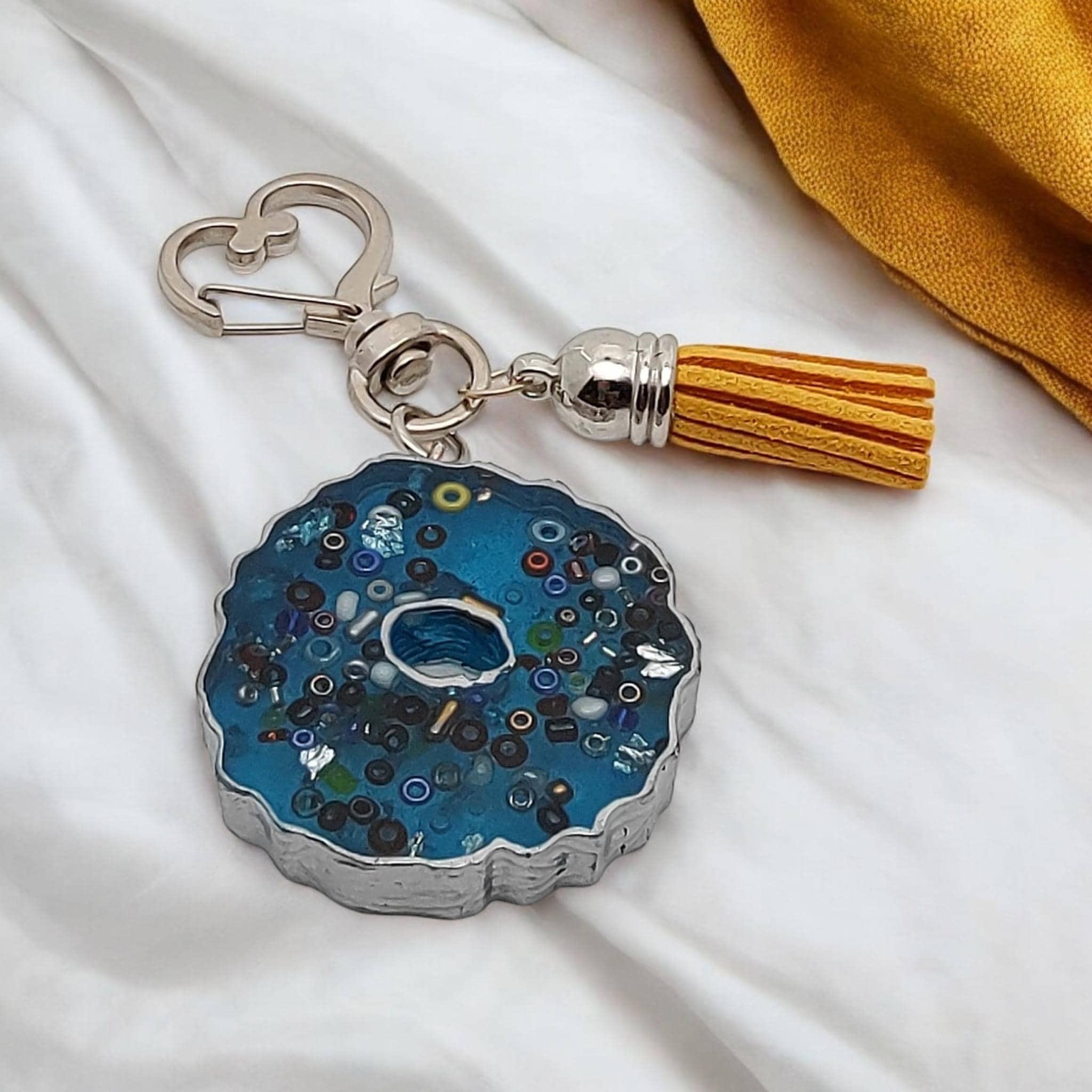 Schlüsselanhänger aus Epoxidharz mit einer kleinen Quaste und einem Motivkarabiner  #1583163750