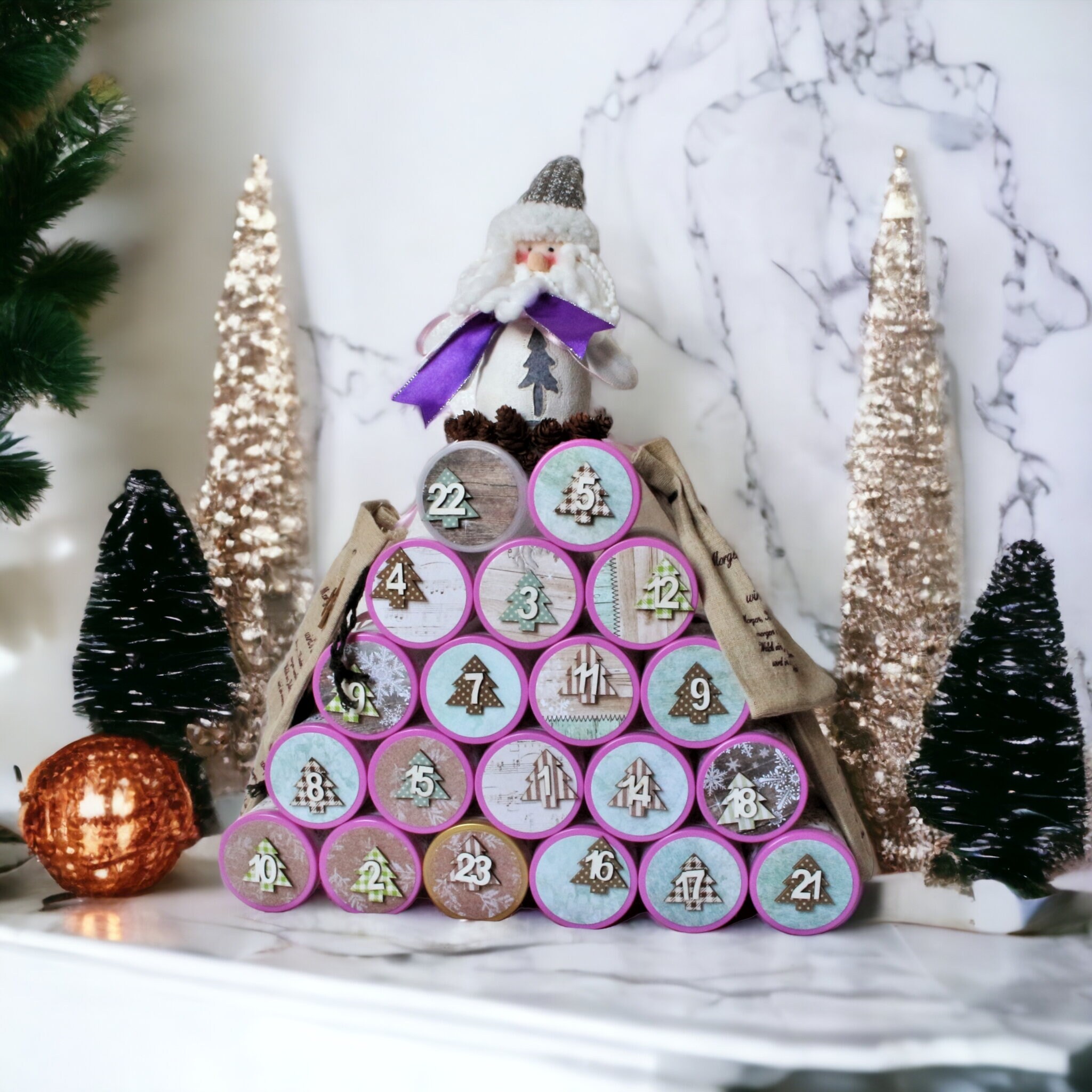 Adventskalender aus Dosen und Jutesäckchen Adventskalender aus Dosen und Jutesäckchen