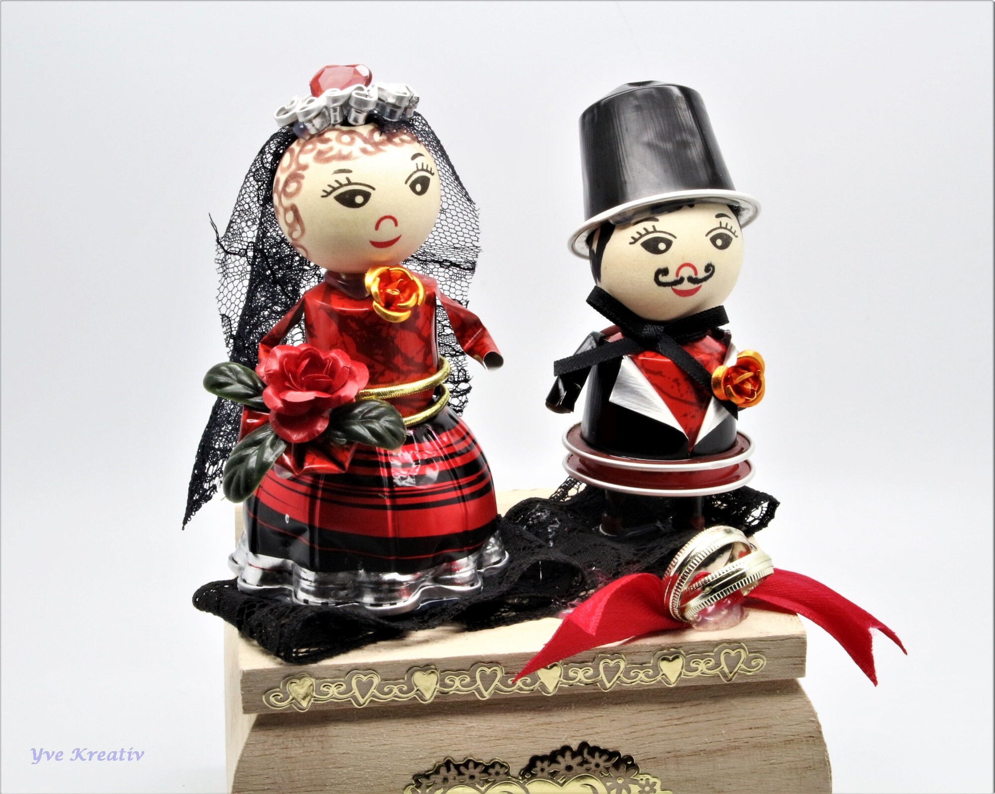 Holztruhe Holzkiste Schatzkiste - Brautpaar aus Kaffeekapseln rot - Geschenk zur Hochzeit