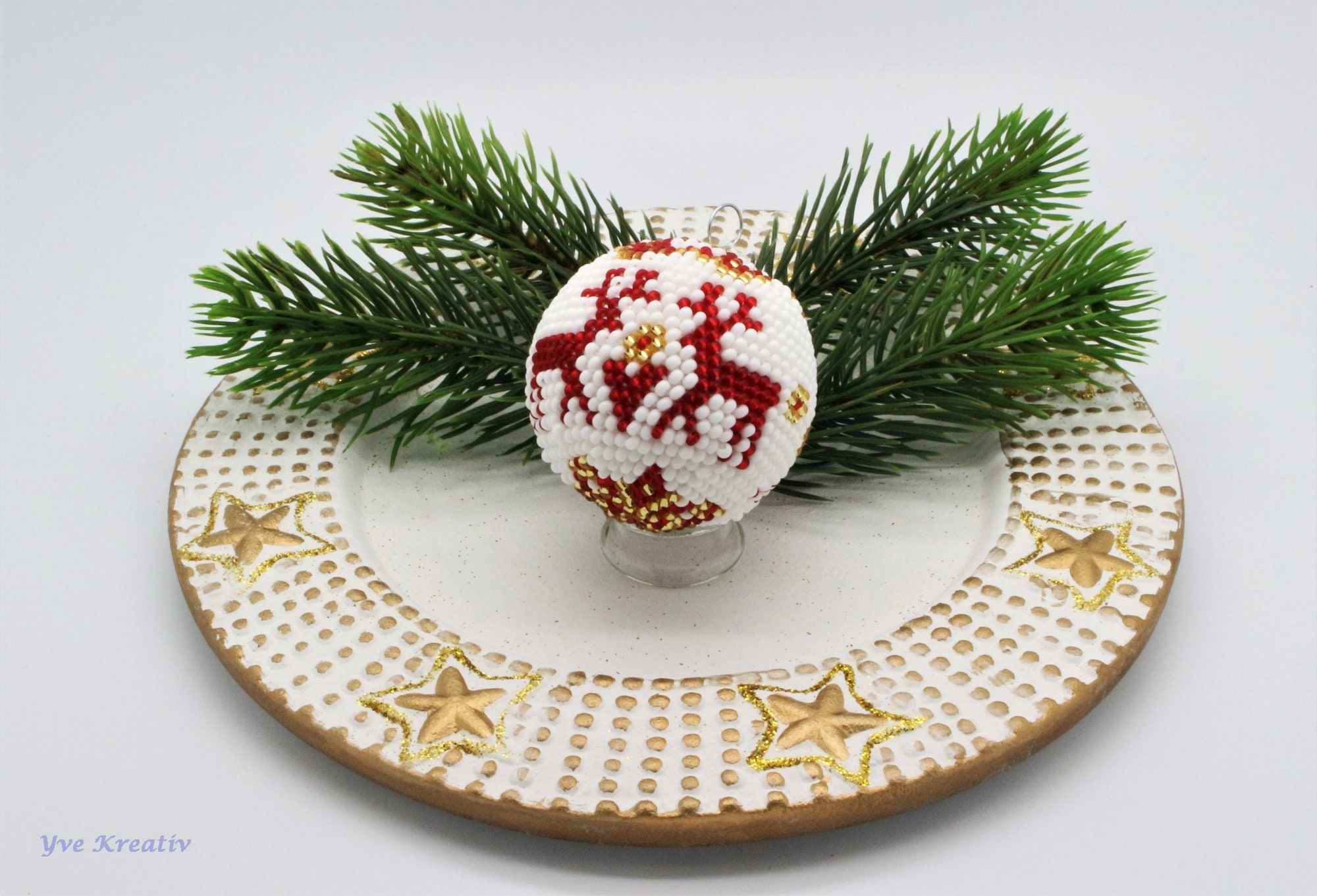 Kugel - Weihnachtskugel - Christbaumkugel 4,7 cm groß - mit 2,6 mm Rocailles Perlen gehäkelt