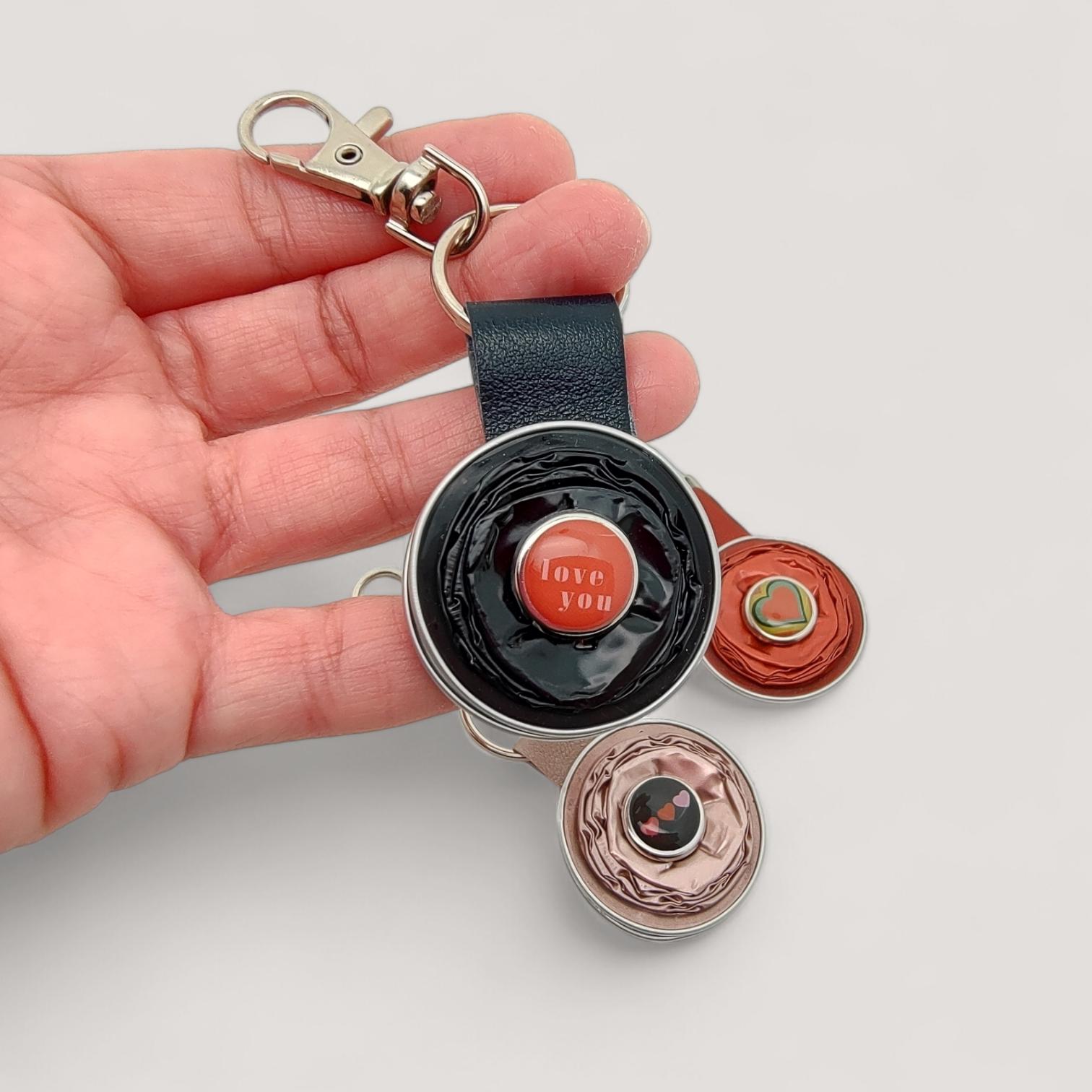 Schlüsselanhänger aus Kaffeekapseln und Leder, Karabineranhänger, Taschenbaumler Upcycling Anhänger  #1836437675