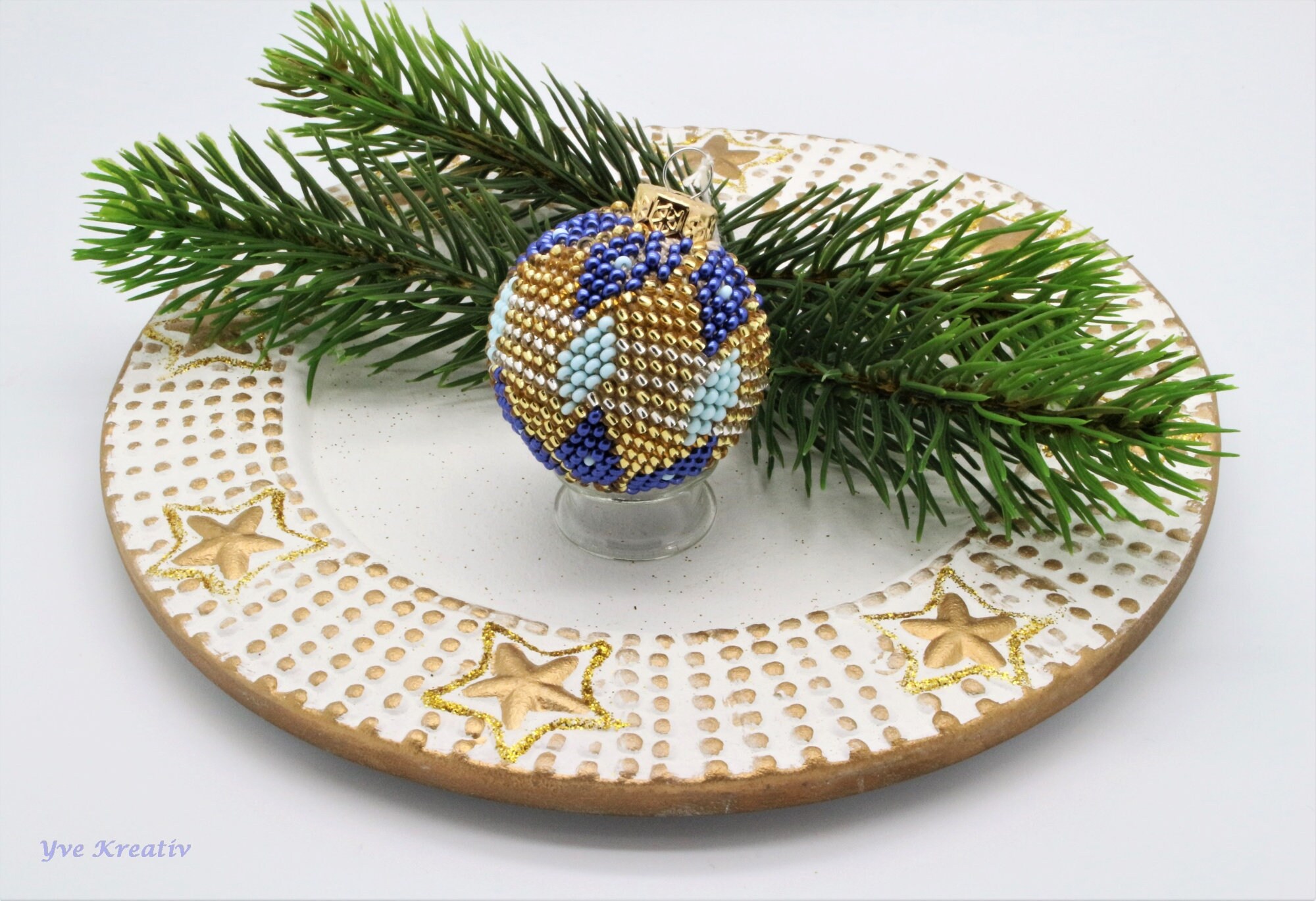 Kugel - Weihnachtskugel - Christbaumkugel 4 cm groß - mit 2,6 mm Rocailles Perlen gehäkelt