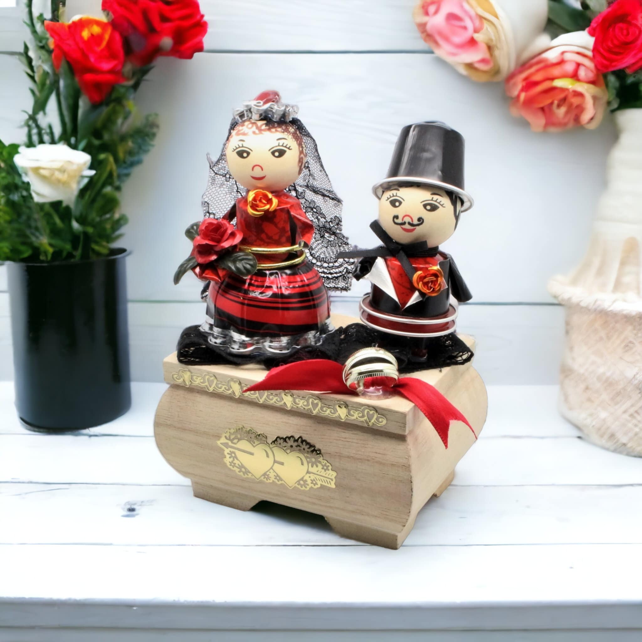 Holztruhe Holzkiste Schatzkiste - Brautpaar aus Kaffeekapseln rot - Geschenk zur Hochzeit