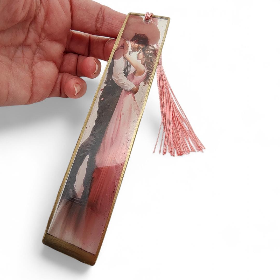Lesezeichen aus Epoxidharz Motiv Liebespaar Geschenk Hochzeit Mitbringsel zum Buchgeschenk Geschenkidee Buchzeichen transparent #LEEPOX Lesezeichen aus Epoxidharz Motiv Liebespaar Geschenk Hochzeit Mitbringsel zum Buchgeschenk Geschenkidee Buchzeichen transparent #LEEPOX