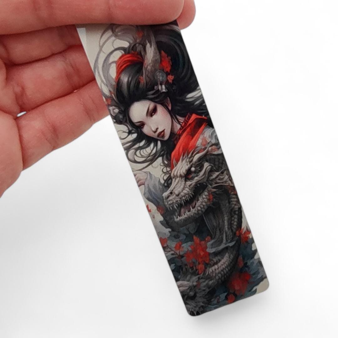 Lesezeichen aus Aluminium Geschenk zum Geburtstag Buchgeschenk "Motiv Frau mit Drachen" Bookmark - 2 Motive zur Auswahl #LEALU Lesezeichen aus Aluminium Geschenk zum Geburtstag Buchgeschenk "Motiv Frau mit Drachen" Bookmark - 2 Motive zur Auswahl #LEALU