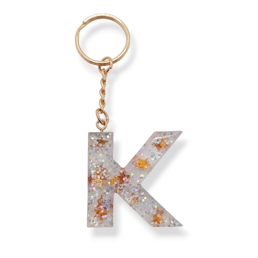 Schlüsselanhänger Buchstabe "K" aus Epoxidharz an einem Schlüsselring